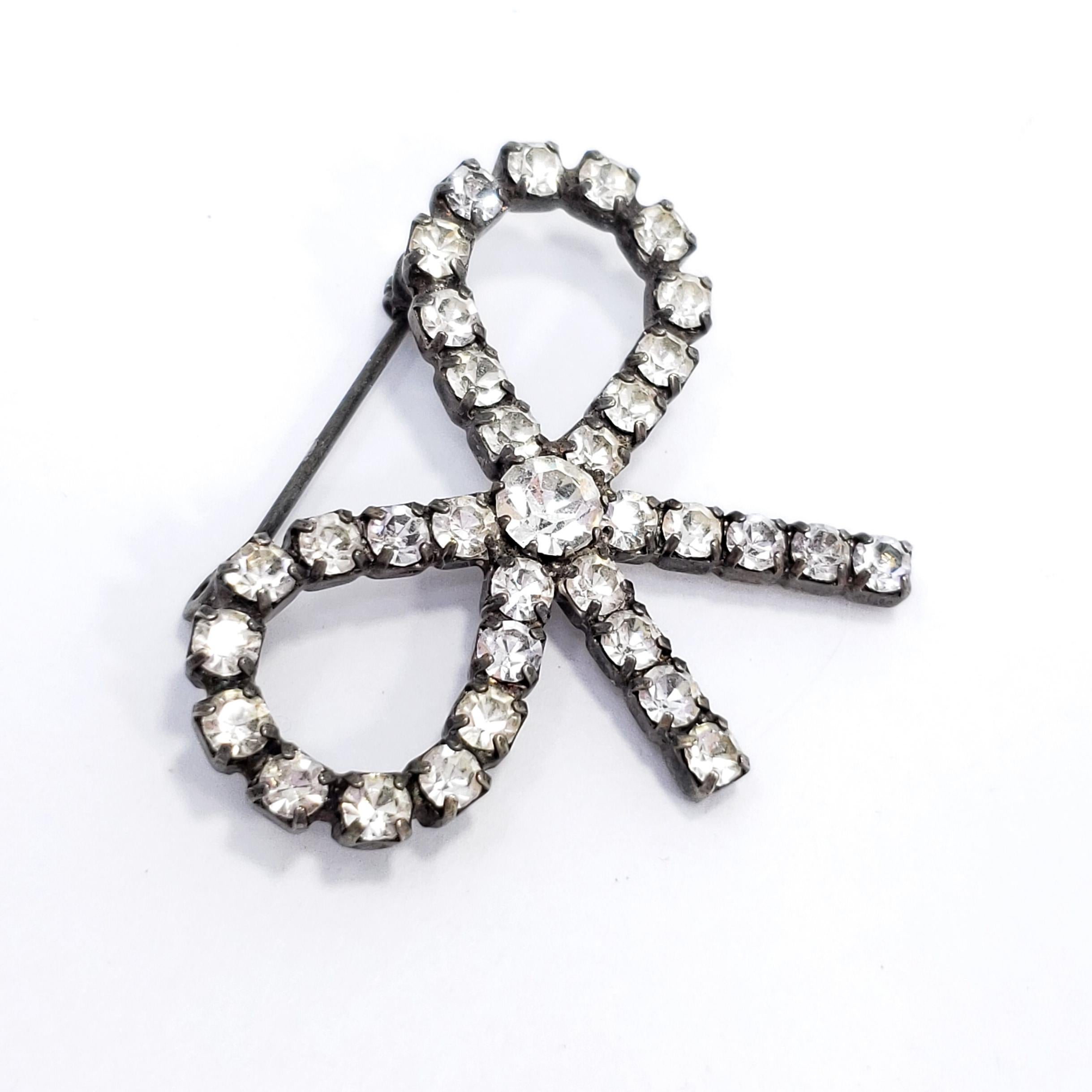 A stylish bow pin, decorated with sparkling crystals. A perfect touch of class!

Silver tone.