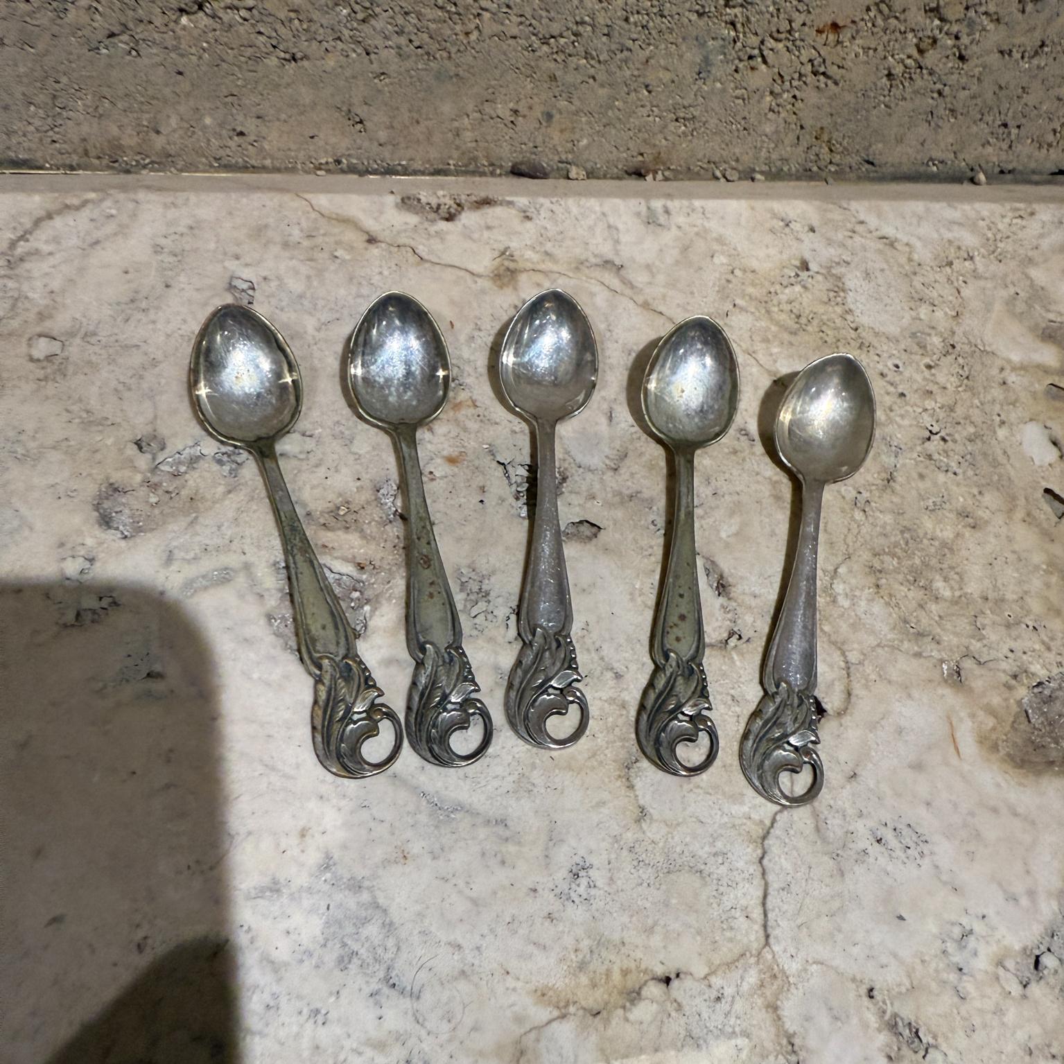 Vintage Demitasse Espresso Spoon Set of Five
poignée figurative
fabriqué en Suède
Alpaga en argent avec EPNS estampillé par le fabricant
.63 h x 3.88 p x .88 w
original non restauré vintage
Se référer aux images