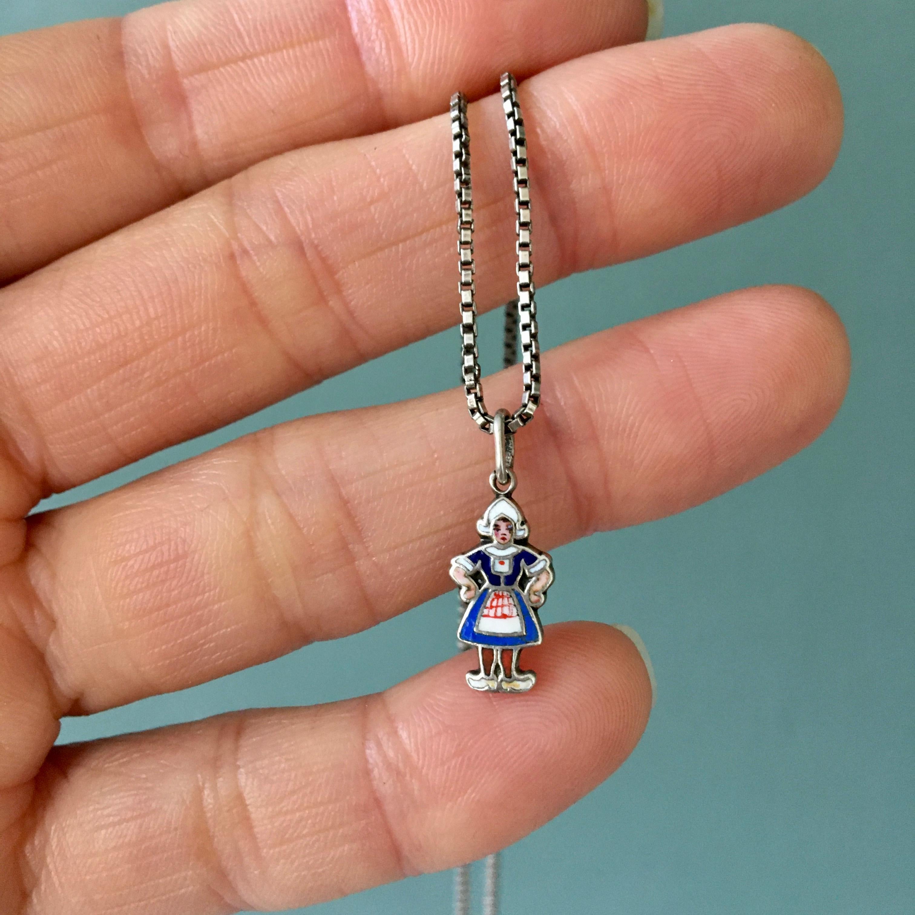 Ciondolo Charm d'argento con smalto vintage Zeeuws Meisje in vendita 4