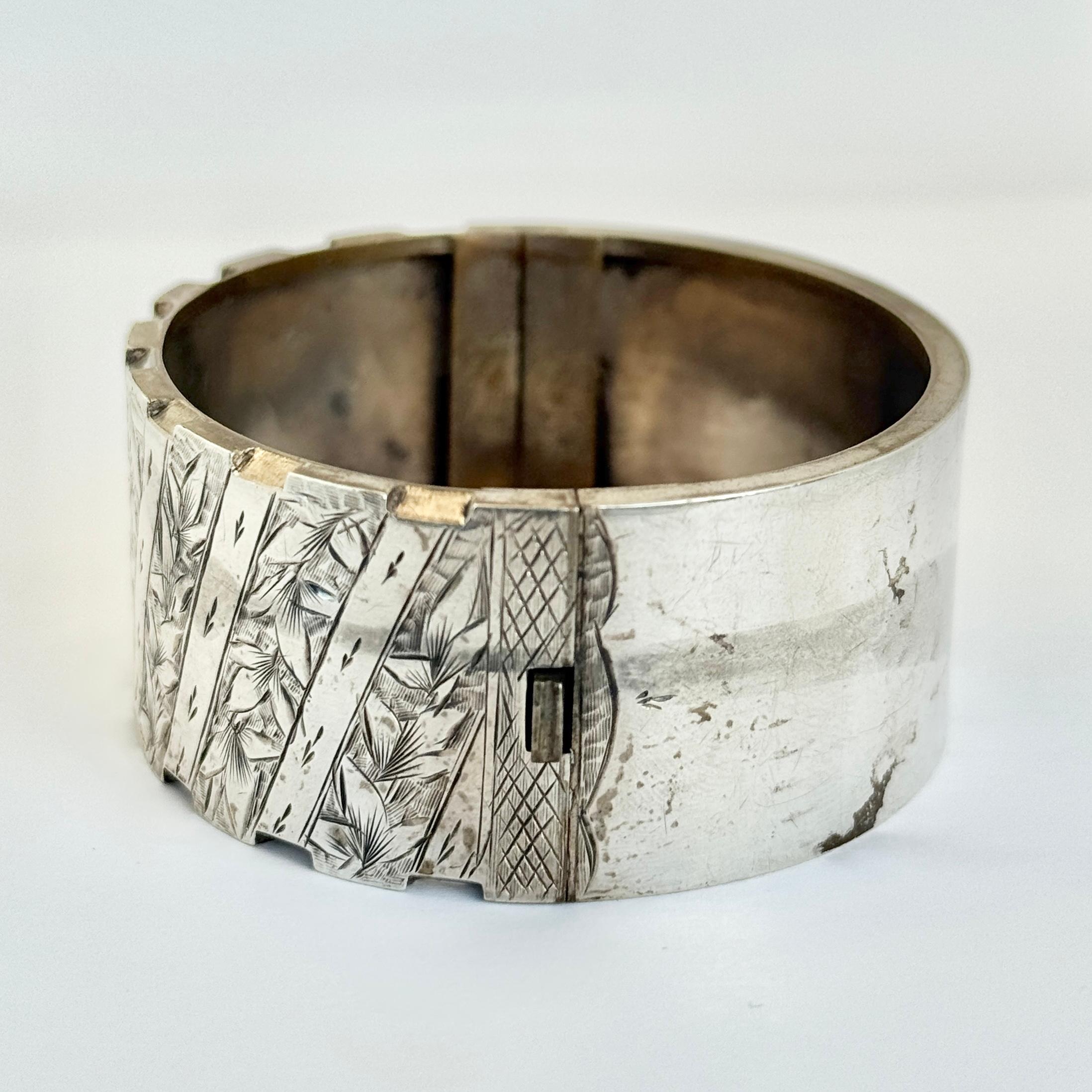 Braccialetto d'argento vintage con incisione in vendita 1