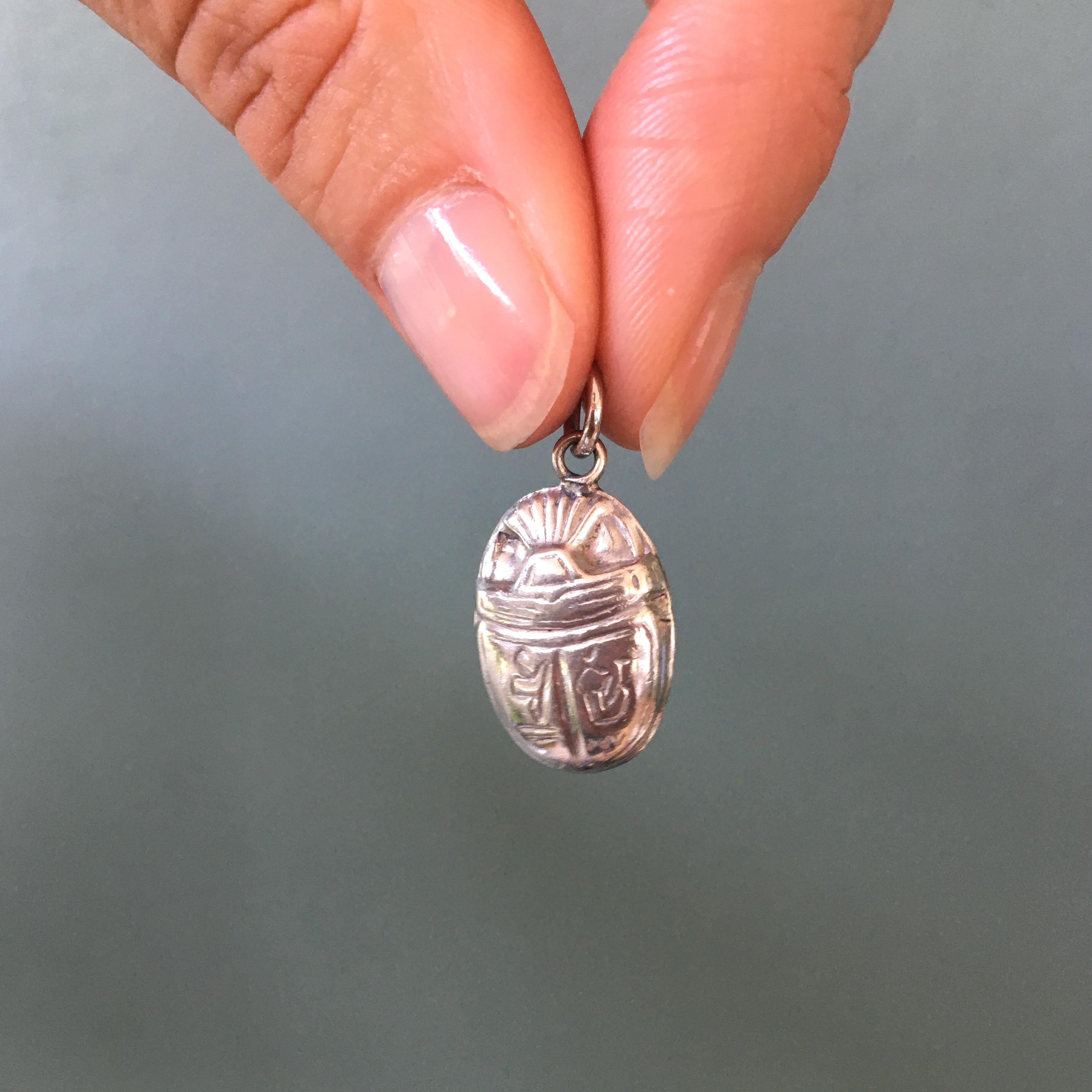 Ägyptisches, gravierter Silber Charm-Anhänger mit Skarabäusmuster 3