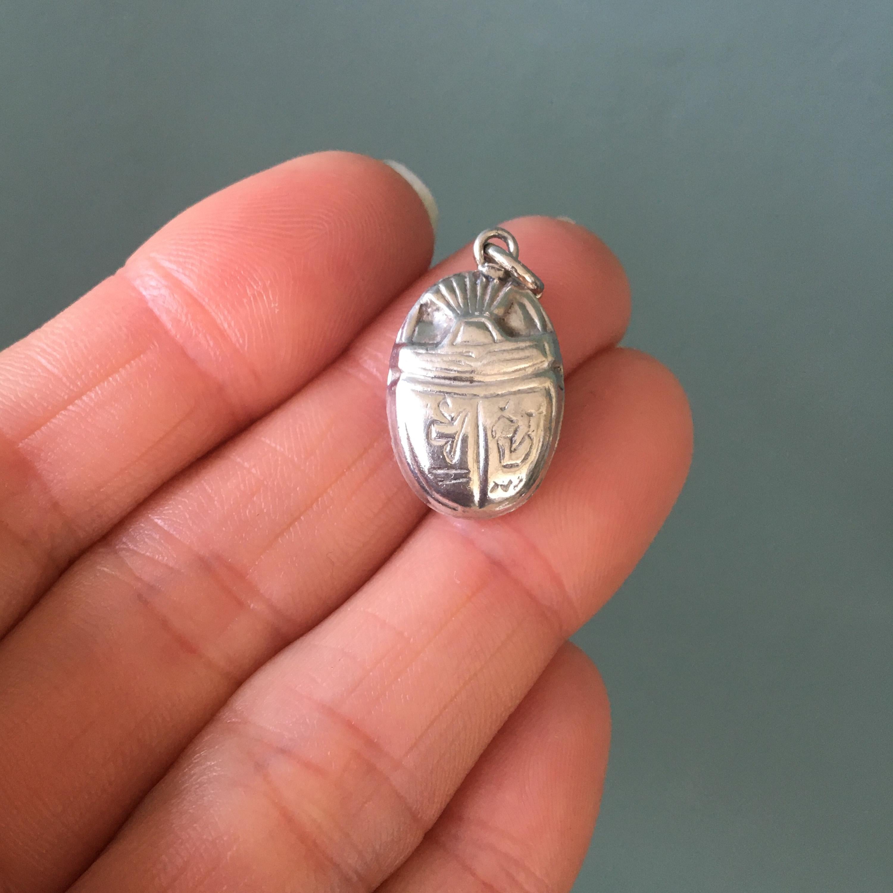 Ägyptisches, gravierter Silber Charm-Anhänger mit Skarabäusmuster 4