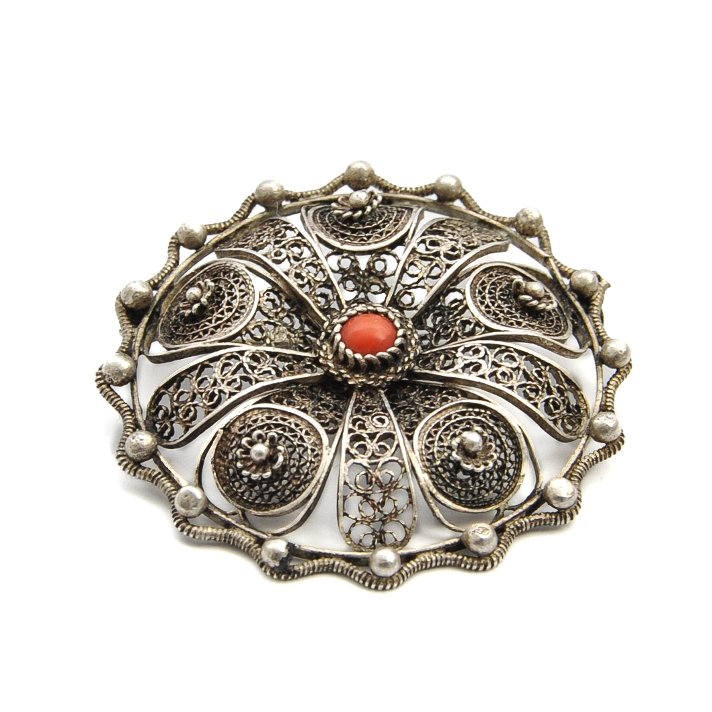 Vintage Silver Filigree and Coral Lapel Pin Brooch In Good Condition For Sale In Rotterdam, NL