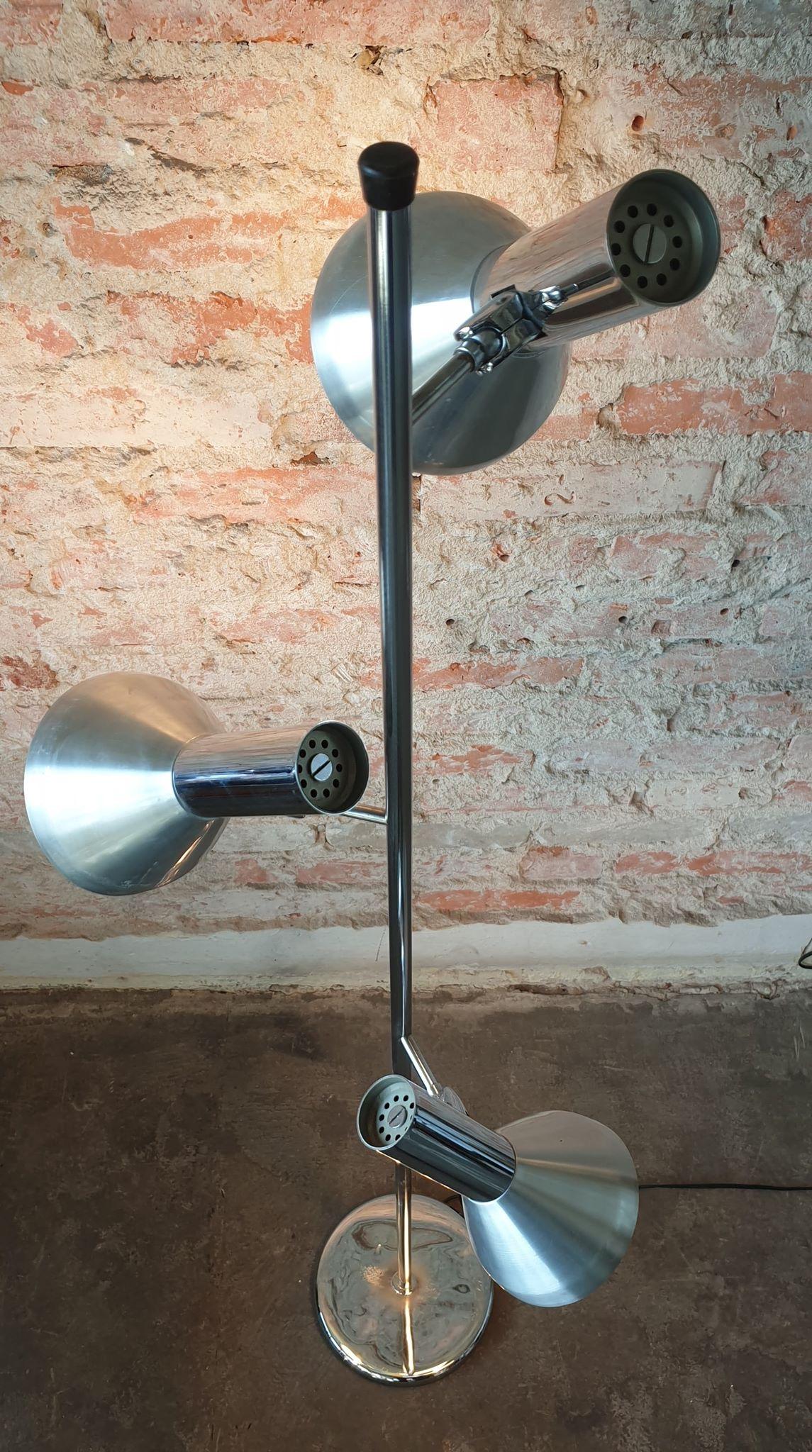The floor lamp has three variably adjustable reflectors each having an E27.
The diameter of the lampshades is 14.5 cm.
Lamp base width is 22cm.
The lamp is switched on via a Fußdruckschalter and off. Delivery without bulbs.
To protect the