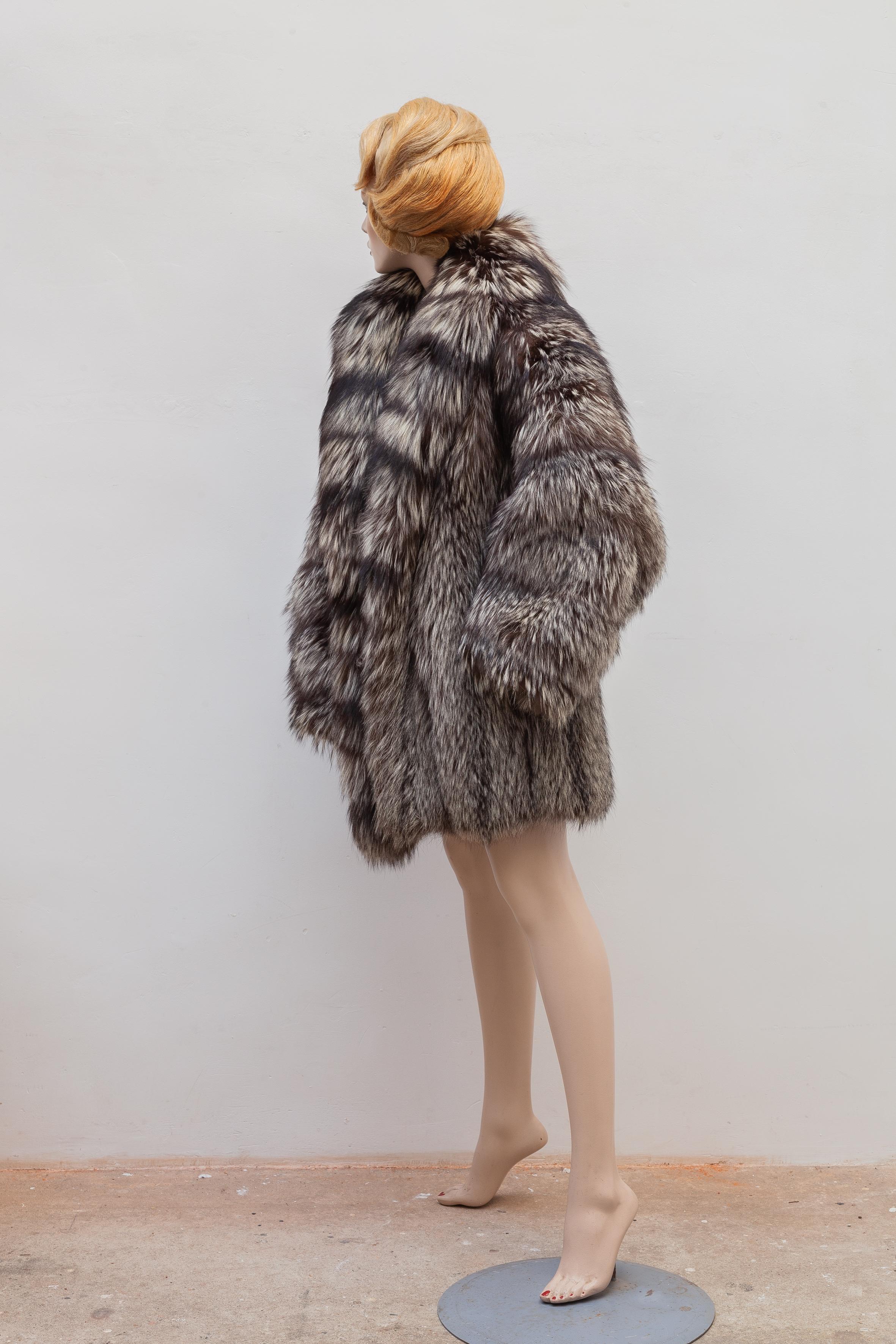 Vintage Fox fur coat by De Smedt, Antwerp. Roomy mid-length fit with shawl collar and bell sleeves. Side pockets. Black lining.
Shoulder to Shoulder: 64 cm
Armpit to Armpit: 66 cm
Back Length: 94 cm
Sleeve Length: 55 cm