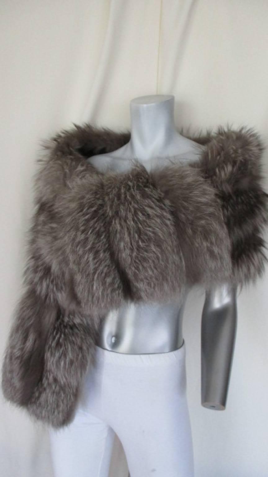 This beautiful vintage stole is made of very soft silver fox fur and is light to wear
 with a new black lining
Measurement;
lenght;  197 cm / 77.55 inch
width 25 cm / 9.84 inch

Please note that vintage items are not new and therefore might have