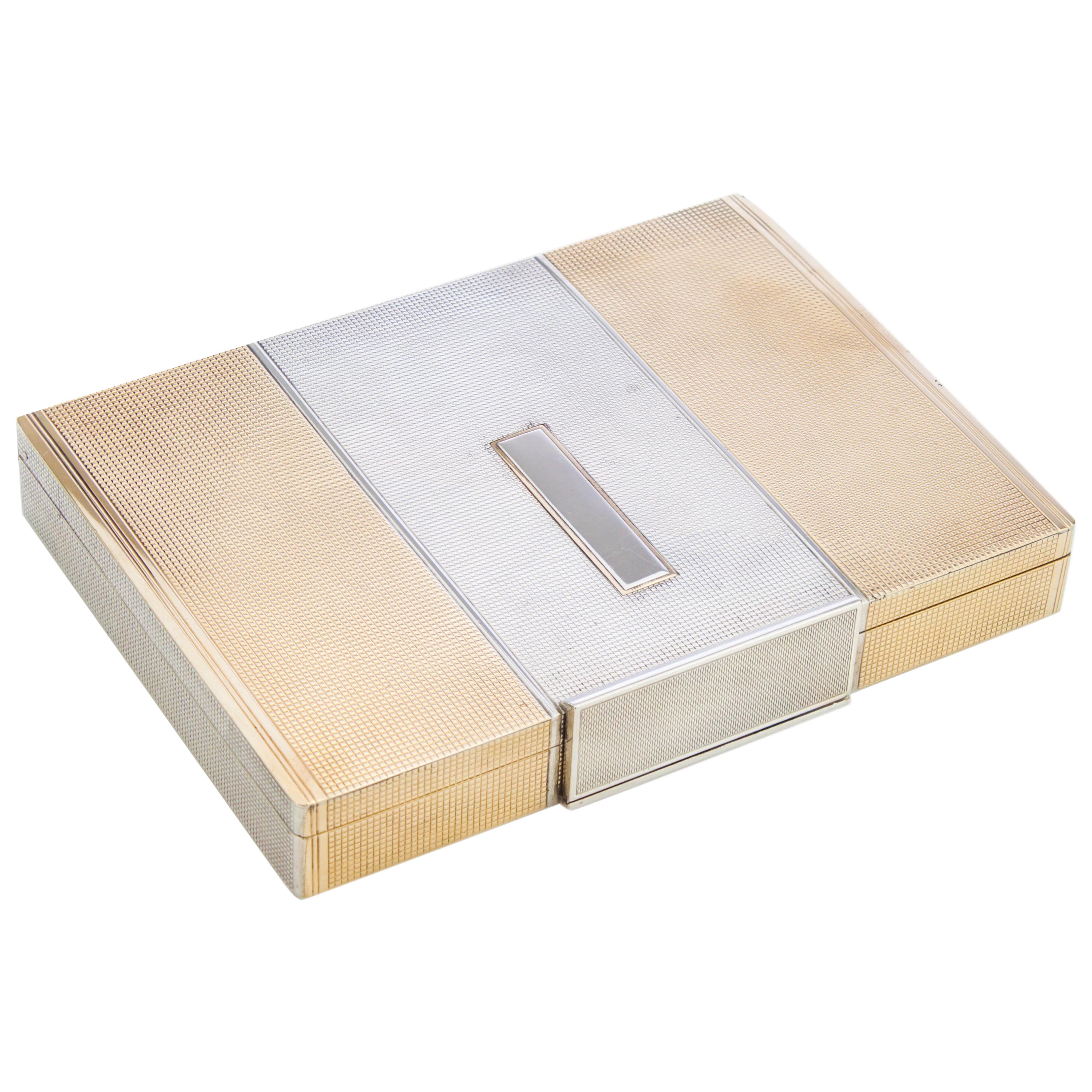 Estuche de polvera vintage de plata dorada 
Fabricado en Inglaterra
Fabricado por Asprey London, 1939 

Dimensiones - 
14,5 x 10,5 x 2 cm
Peso : 659 gramos

Estado: Desgaste general, por lo demás excelente y agradable estado en general, por favor