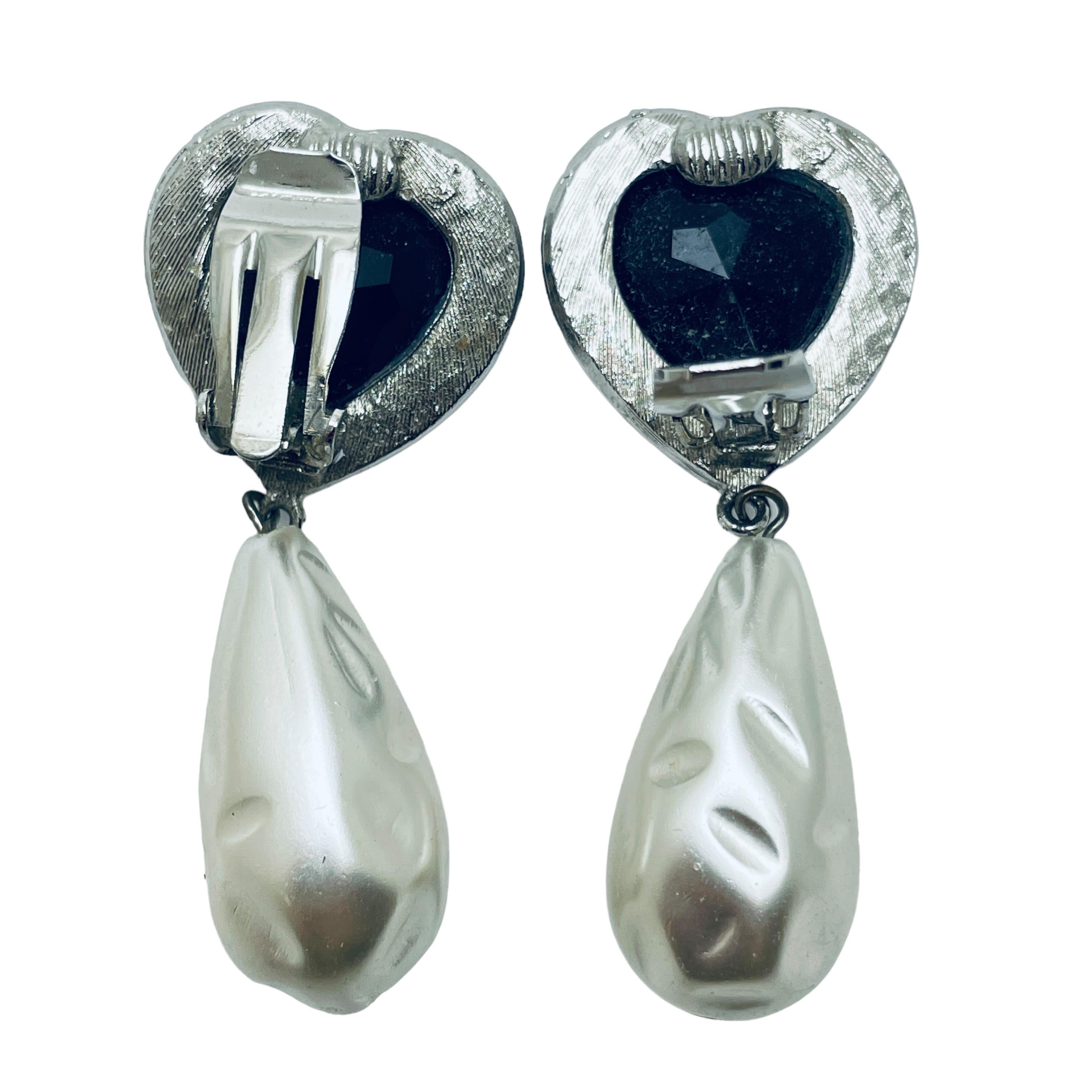 Vintage silver glass heart drop pearl designer runway clip on earrings In Good Condition For Sale In Palos Hills, IL