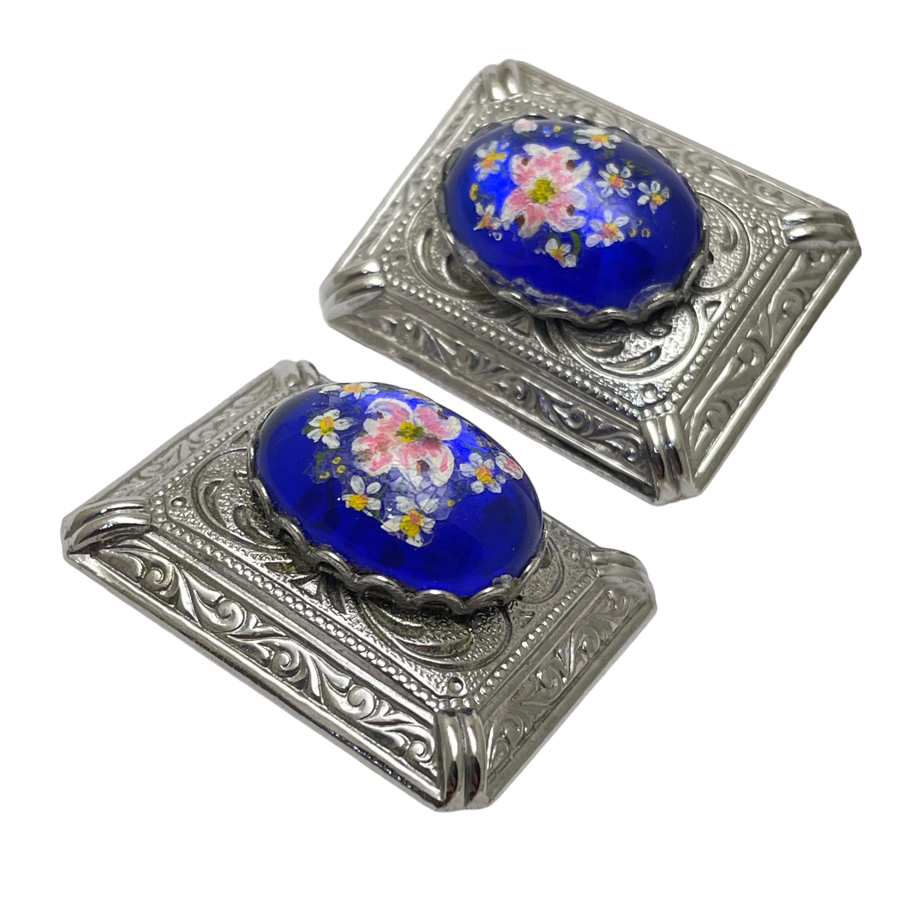 DETAILS

• unsigned 

• silver tone with glass

• vintage designer earrings

MEASUREMENTS  

• 

CONDITION

•  very good vintage condition with minimal signs of wear 

 Sku 44

❤️❤️  VINTAGE DESIGNER JEWELRY ❤️❤️

❤️❤️  ALEXANDER’S BOUTIQUE  ❤️❤️