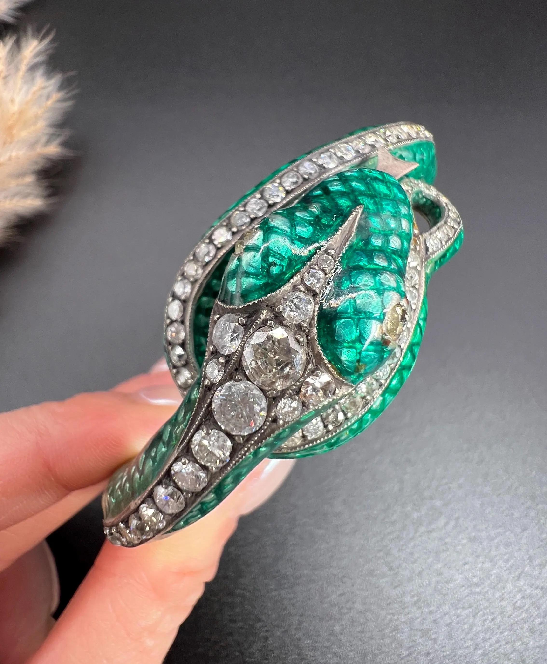 Vintage Schlangenarmband 

Geprüftes Silber und Gold

Circa 1980er Jahre

Wir präsentieren ein atemberaubendes grünes Schlangenarmband im Vintage-Stil aus den 1980er Jahren, ein fesselndes Stück, das mühelos kühne Eleganz und aufwändige