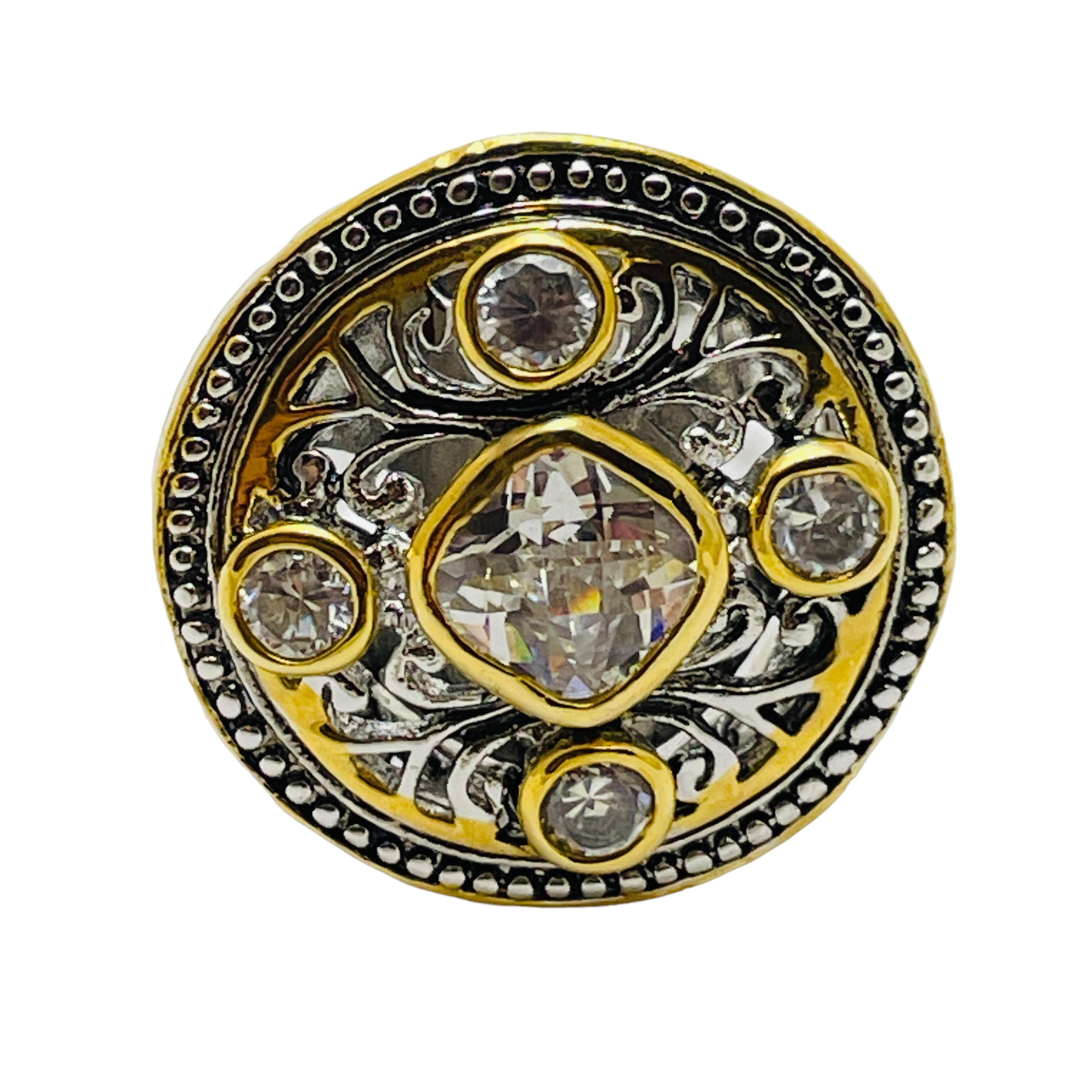 DETTAGLI

- senza segno 

- tonalità oro e argento con pietre di vetro   

- anello vintage di design 

MISURE  

- la parte superiore dell'anello ha un diametro di 1