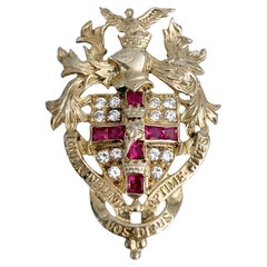 Spilla d'epoca in argento placcato oro con stemma araldico in cristallo