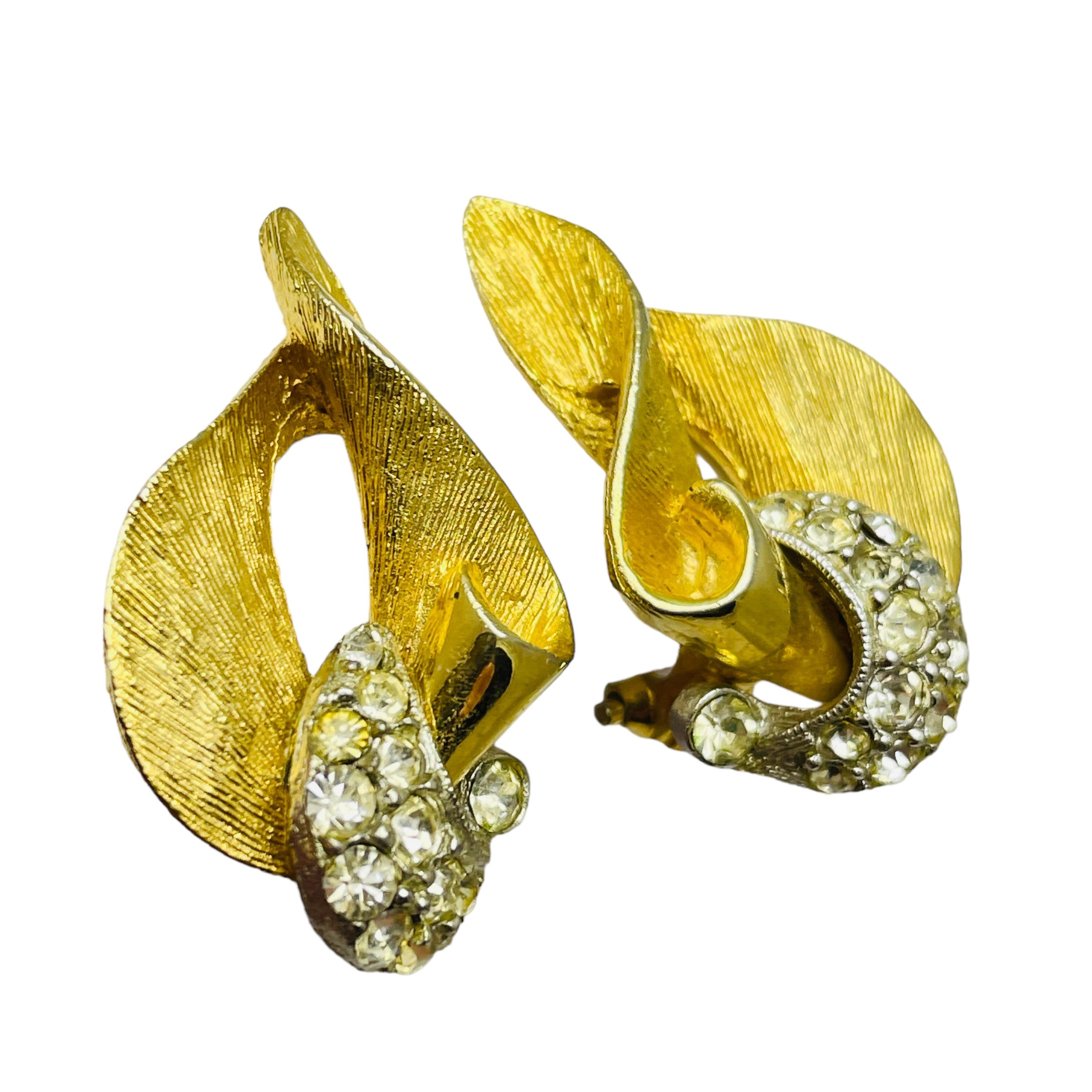 DETAILS

• unsigned

• silver and gold tone with rhinestones 

• vintage designer earrings

MEASUREMENTS  

• 

CONDITION

•  very good vintage condition with minimal signs of wear 

 Sku 44

❤️❤️  VINTAGE DESIGNER JEWELRY ❤️❤️

❤️❤️  ALEXANDER’S