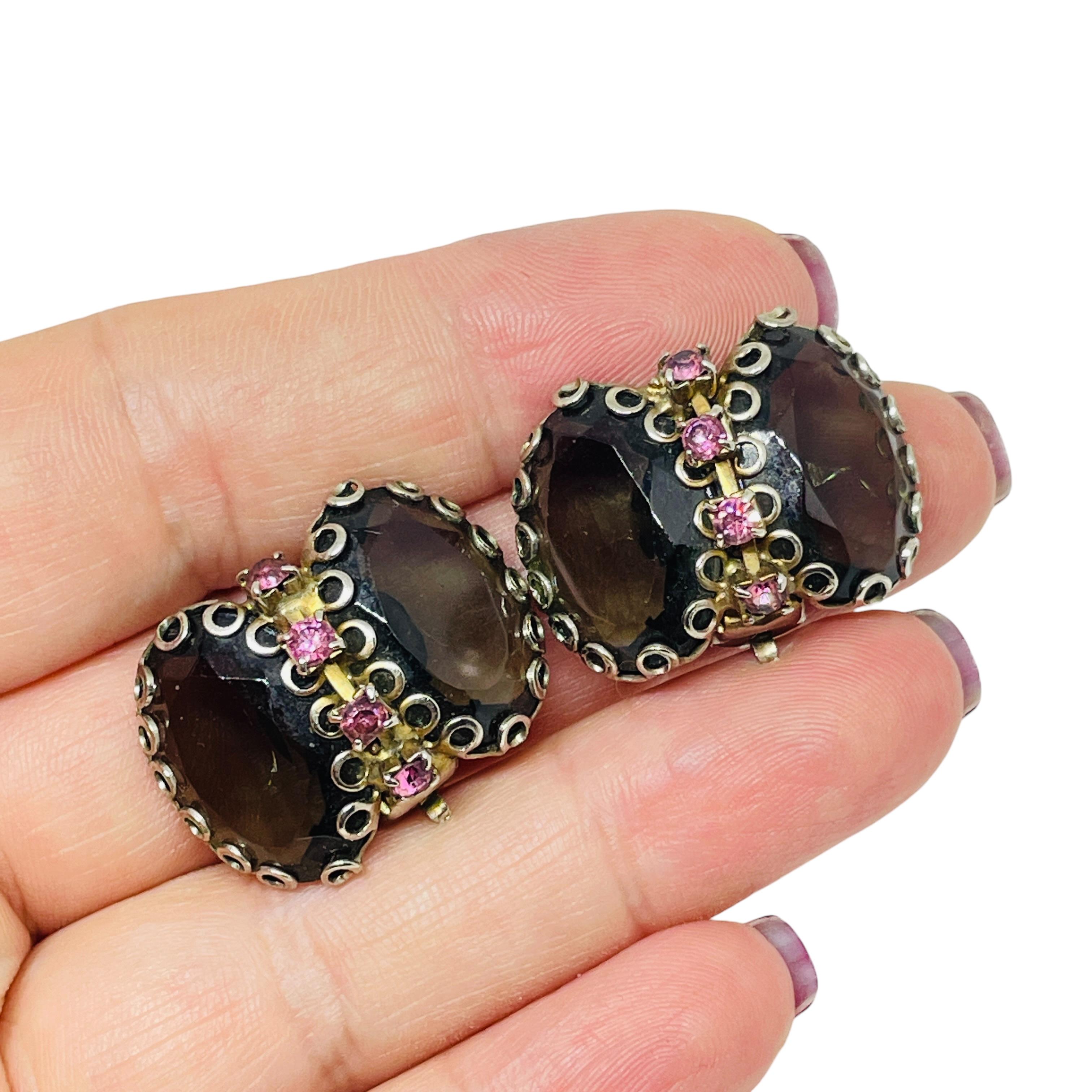 DETAILS

- • ohne Vorzeichen

- • Silber Goldton mit Glassteinen

- • Vintage-Designer-Ohrringe
 
MASSNAHMEN  

- • CONDIT

- •  sehr guter Vintage-Zustand mit minimalen Gebrauchsspuren 

 Sku 55

❤️❤️   VINTAGE-DESIGNER-SCHMUCK   ❤️❤️

❤️❤️ 