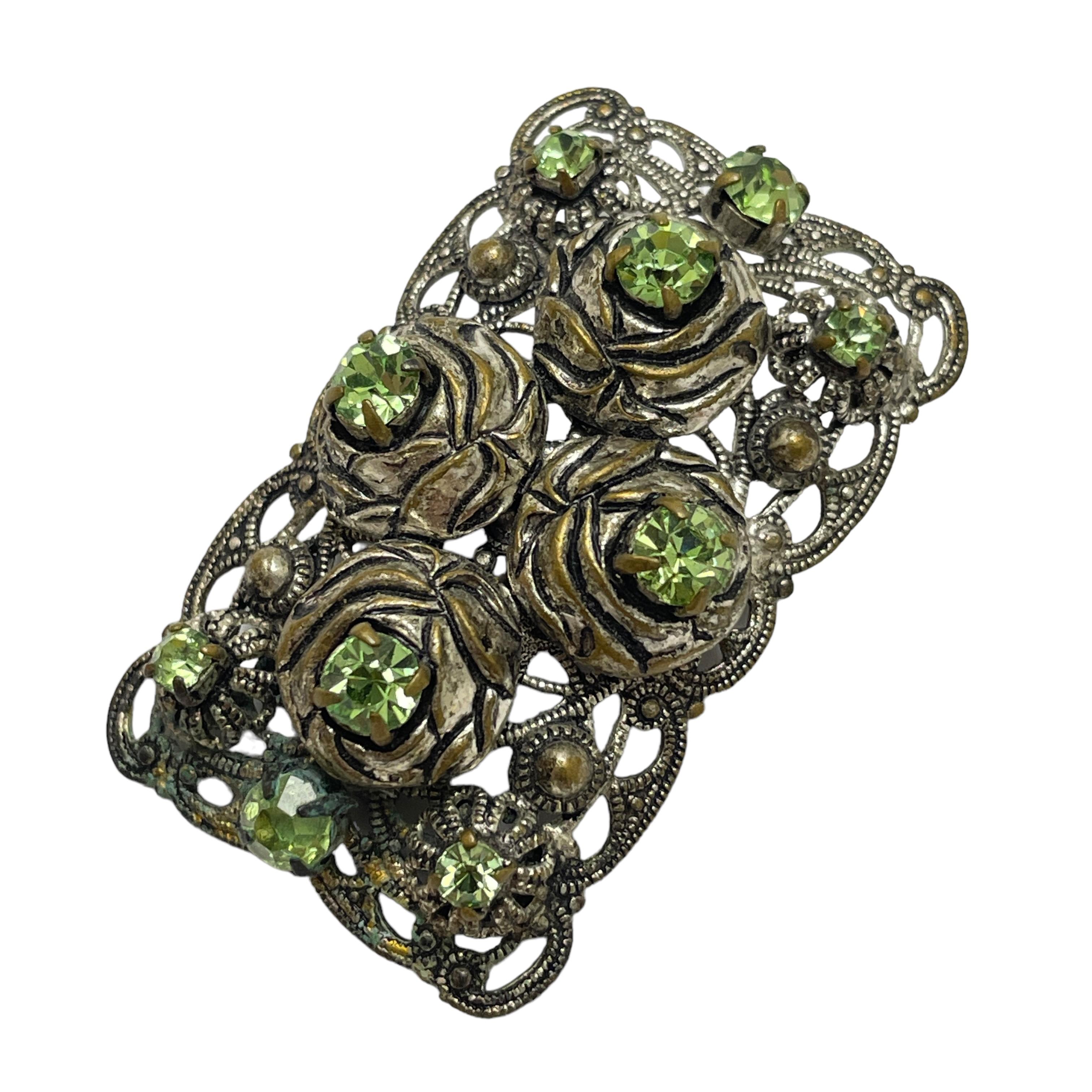 DETTAGLI

- senza segno

- tono argento con strass 

- spilla vintage di design

MISURE  

- 

CONDIZIONE

-  ottime condizioni vintage con minimi segni di usura 

 Sku 44

❤️❤️  GIOIELLI VINTAGE DI DESIGN ❤️❤️

❤️❤️  LA BOUTIQUE DI ALEXANDER  ❤️❤️