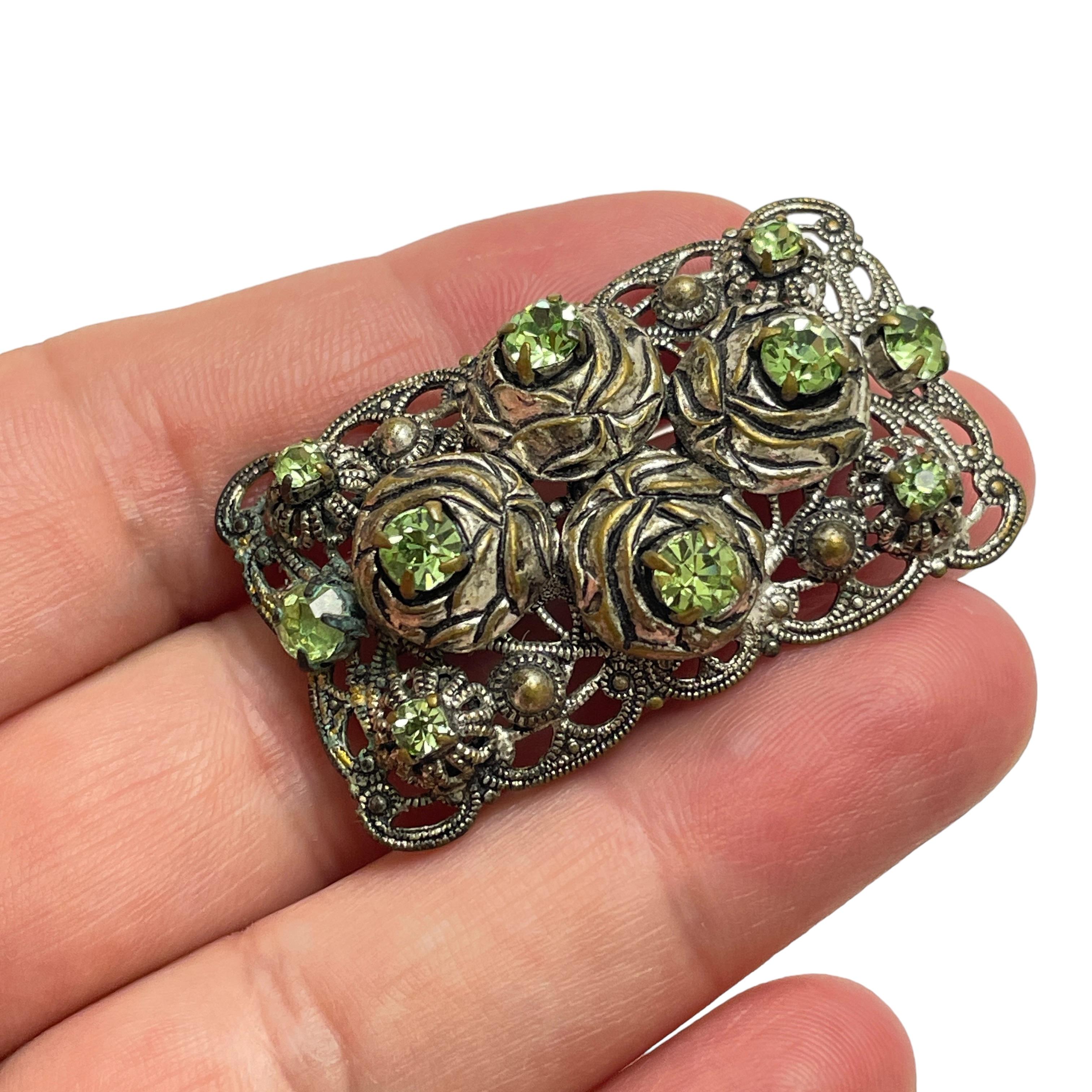 Donna Spilla vintage in argento e strass verdi di design in vendita