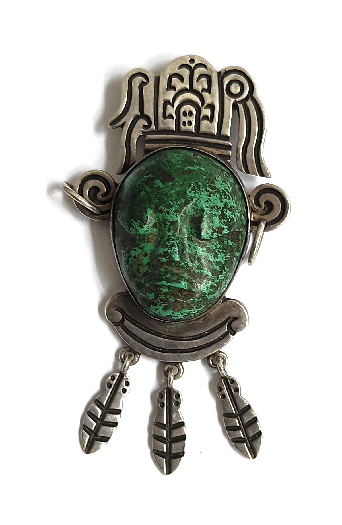 Fatto a mano Spilla d'epoca in argento con pietra verde dal design azteco Taxco Mexico in vendita