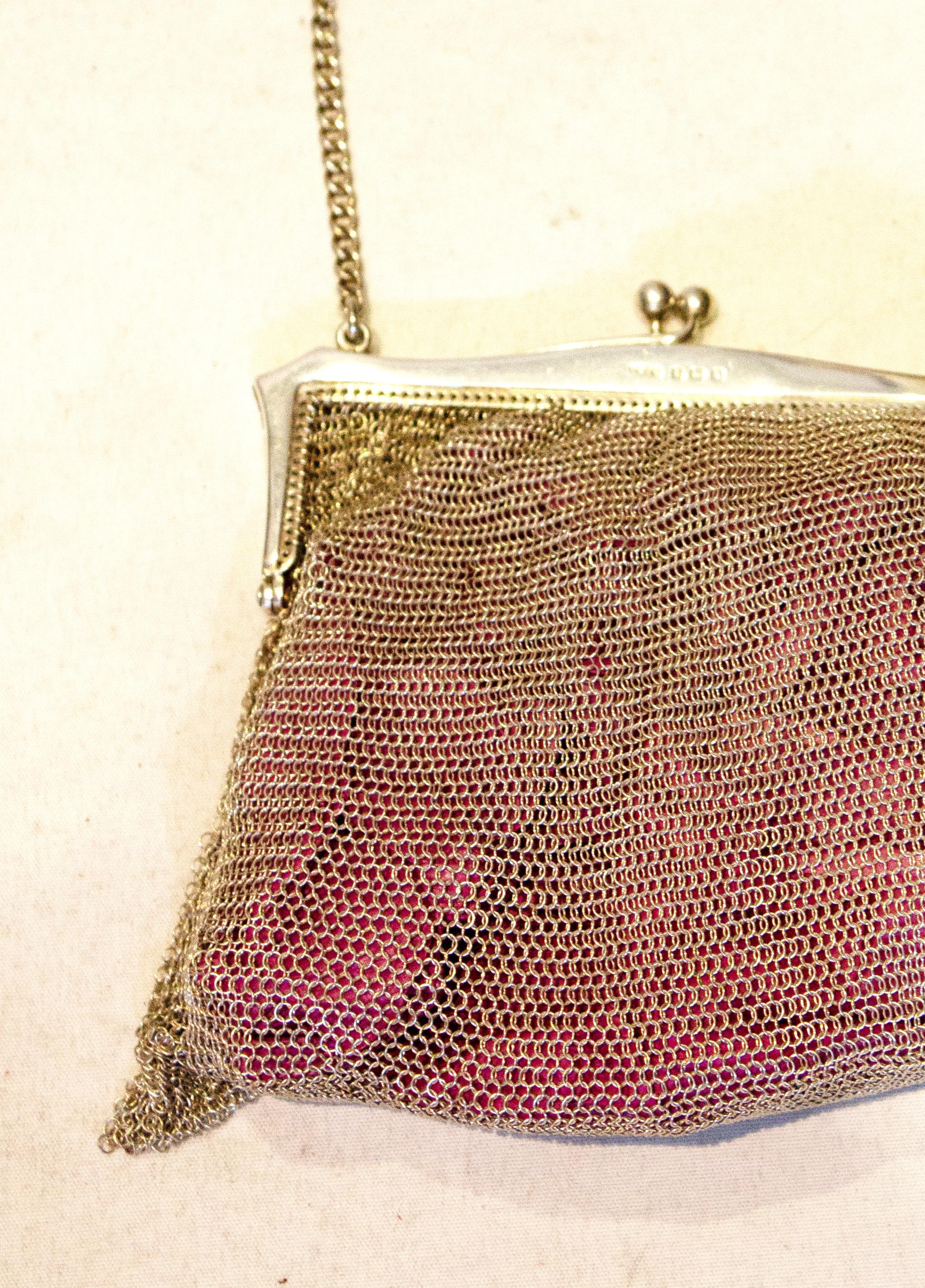 A pretty  sterling silver vintage handbag, hallmarked Birmingham 1922. The bag has an elegant from and chain handle and measures:  Width 5 1/2'', height 6 1/2''