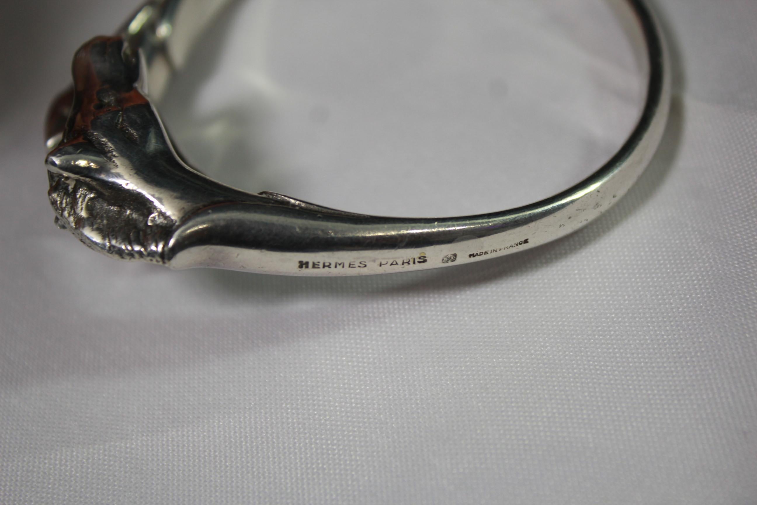 Vintage Hermes Au Galop  Double Horse head Bangle in Silver
Good vintage condition however it presentss ssome signs of use from its age.

Diamteter 7cm (it can be slightly closed or opened)

