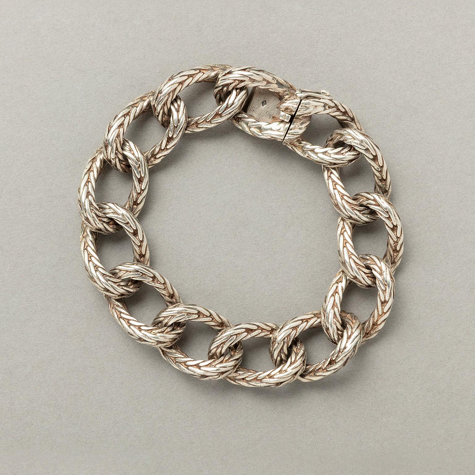 Un bracelet en argent à maillons tressés, signé : Hermès, maître signe : Rollang Fils & Cie, France, vers 1970.
Poids : 70,7 g
longueur : 20 x 1,5 cm