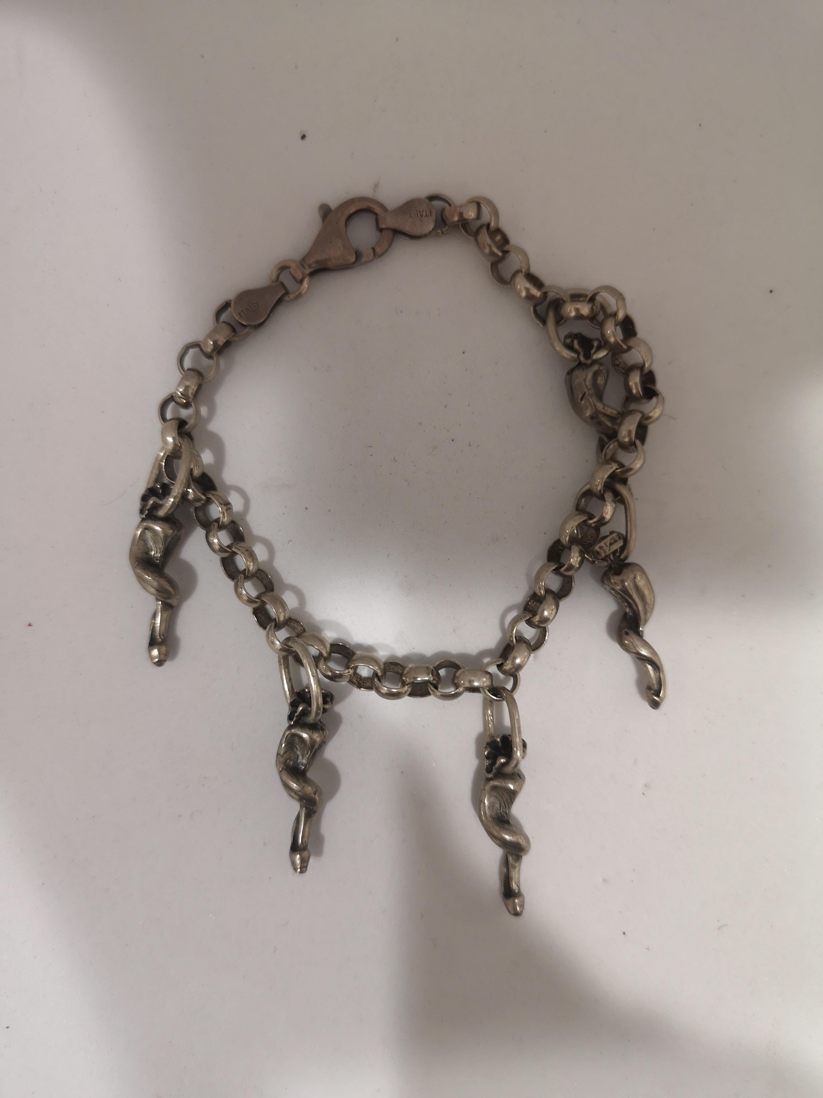 Vieux bracelet à breloques en corne argentée