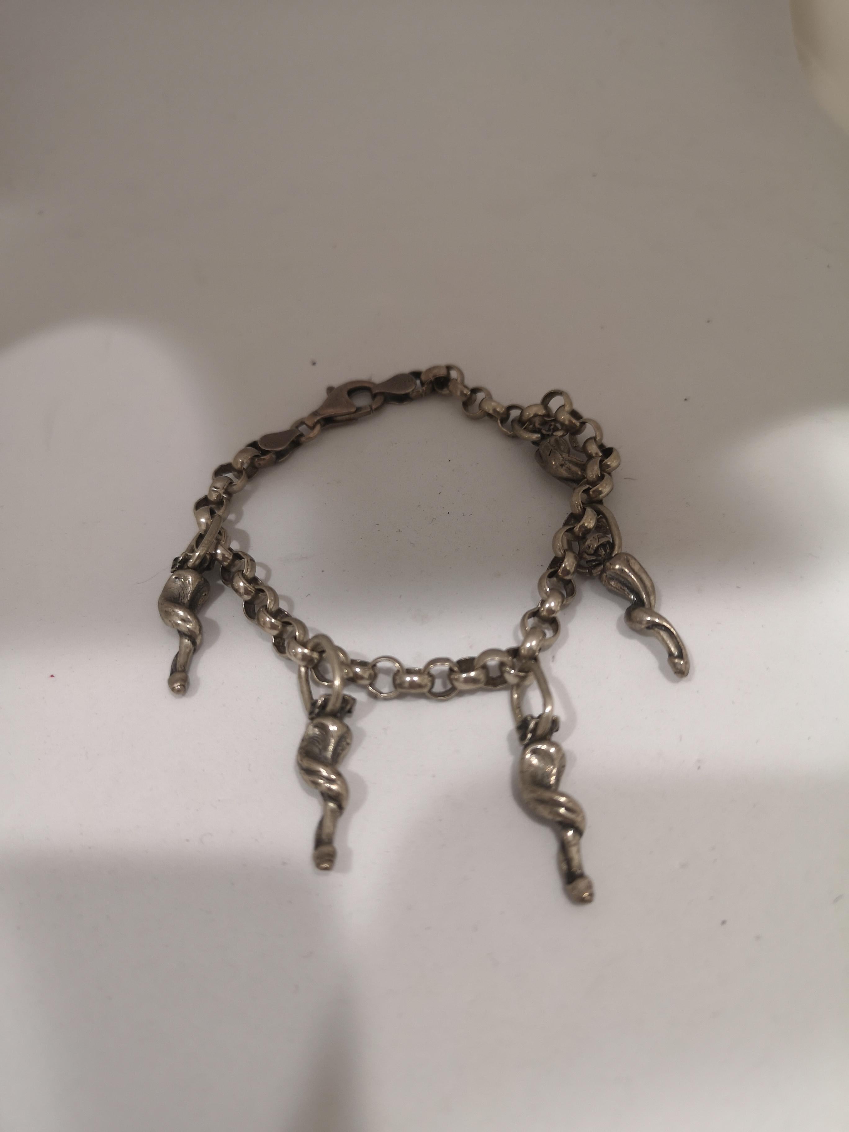 Bracelet breloques porte-bonheur vintage en corne d'argent Excellent état - En vente à Capri, IT