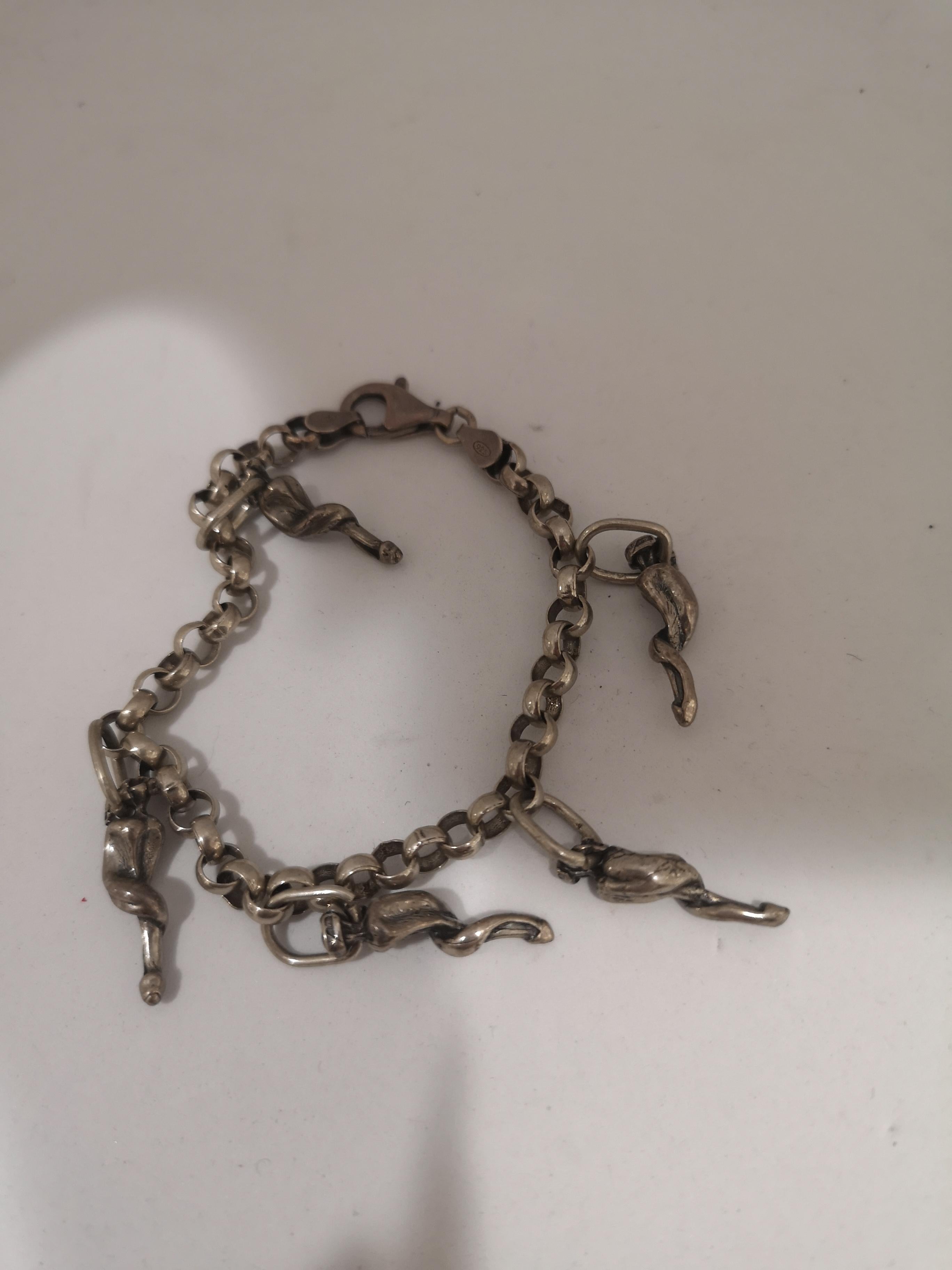 Bracelet breloques porte-bonheur vintage en corne d'argent en vente 1