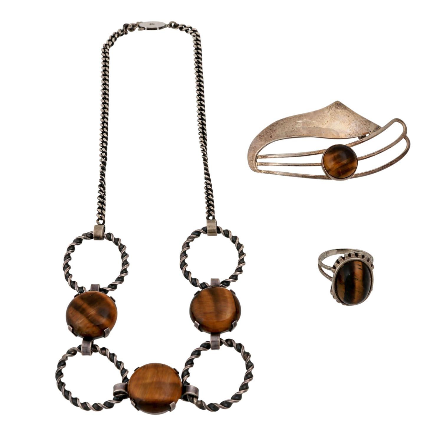 Mixed lot of silver jewelry with a tiger's eye, 51.6 g, brooch (W: approx. 6 cm), ring (RW: 54) and necklace (L: approx. 42 cm), signs of wear, various hallmarks.



Bundle silver jewelery with Tiger's eye: brooch (W: ca. 6 cm), ring (size 54),