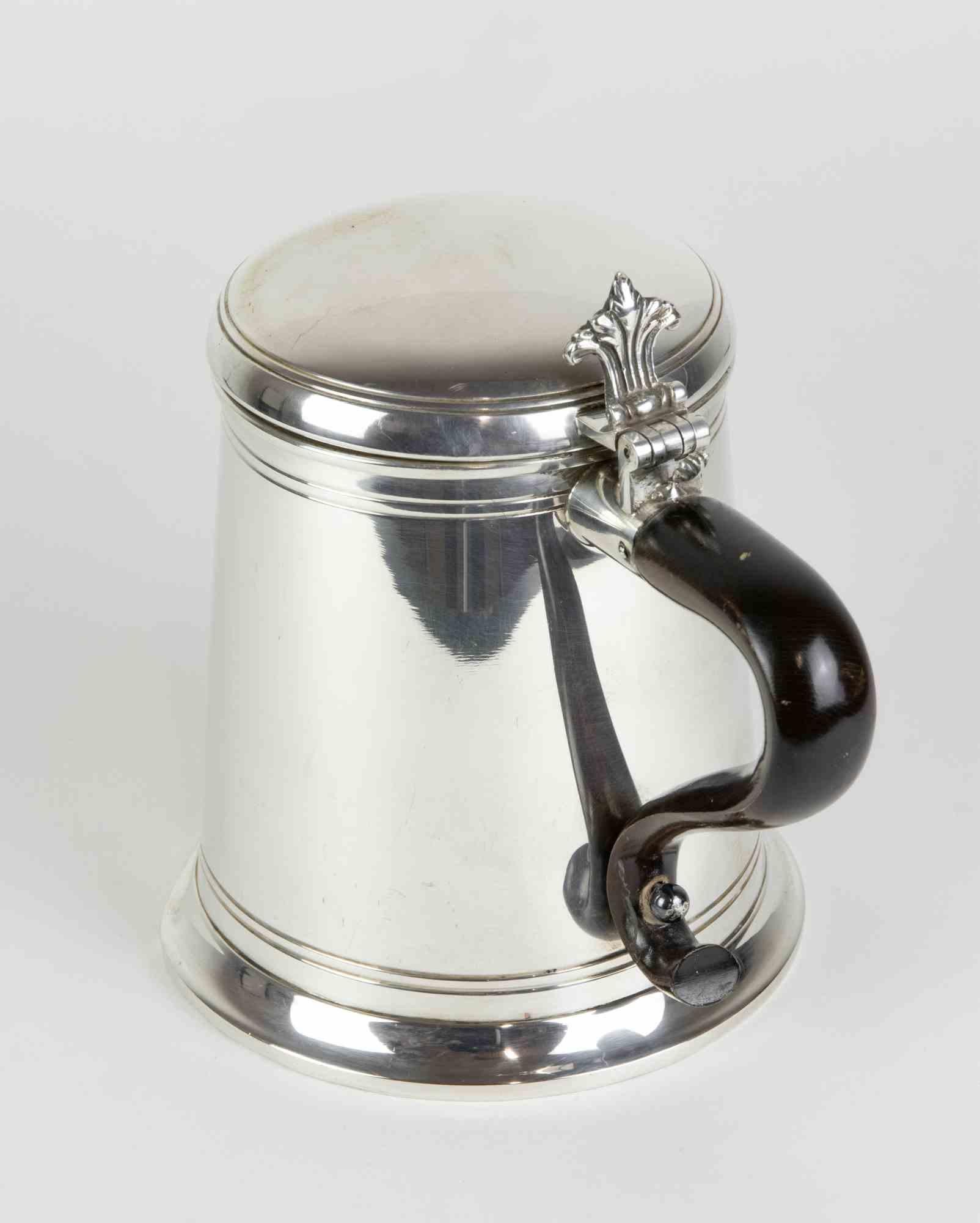 Vintage Silver Jug

Diameter of central body : 14 cm; Diameter of the upper part 11 cm;  Handle protruding by 8 cm 

Weight: 0,570 Kg
