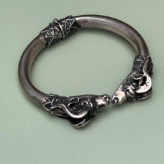 Bracciale d'argento d'epoca con cerniera a forma di testa di martello che si bacia, in argento