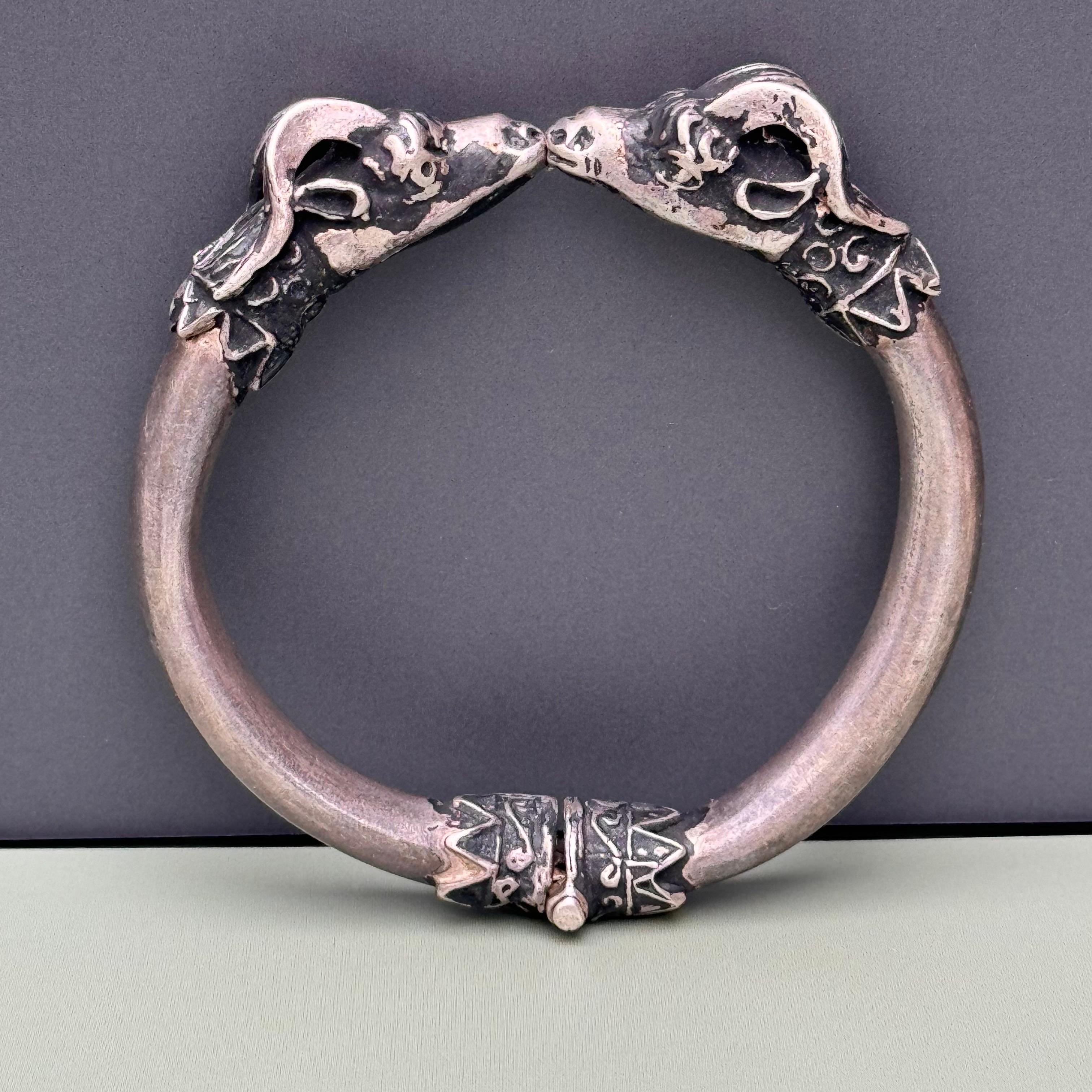 Néo-étrusque Vintage Silver Kissing Rams Head Hinged Bracelet en vente