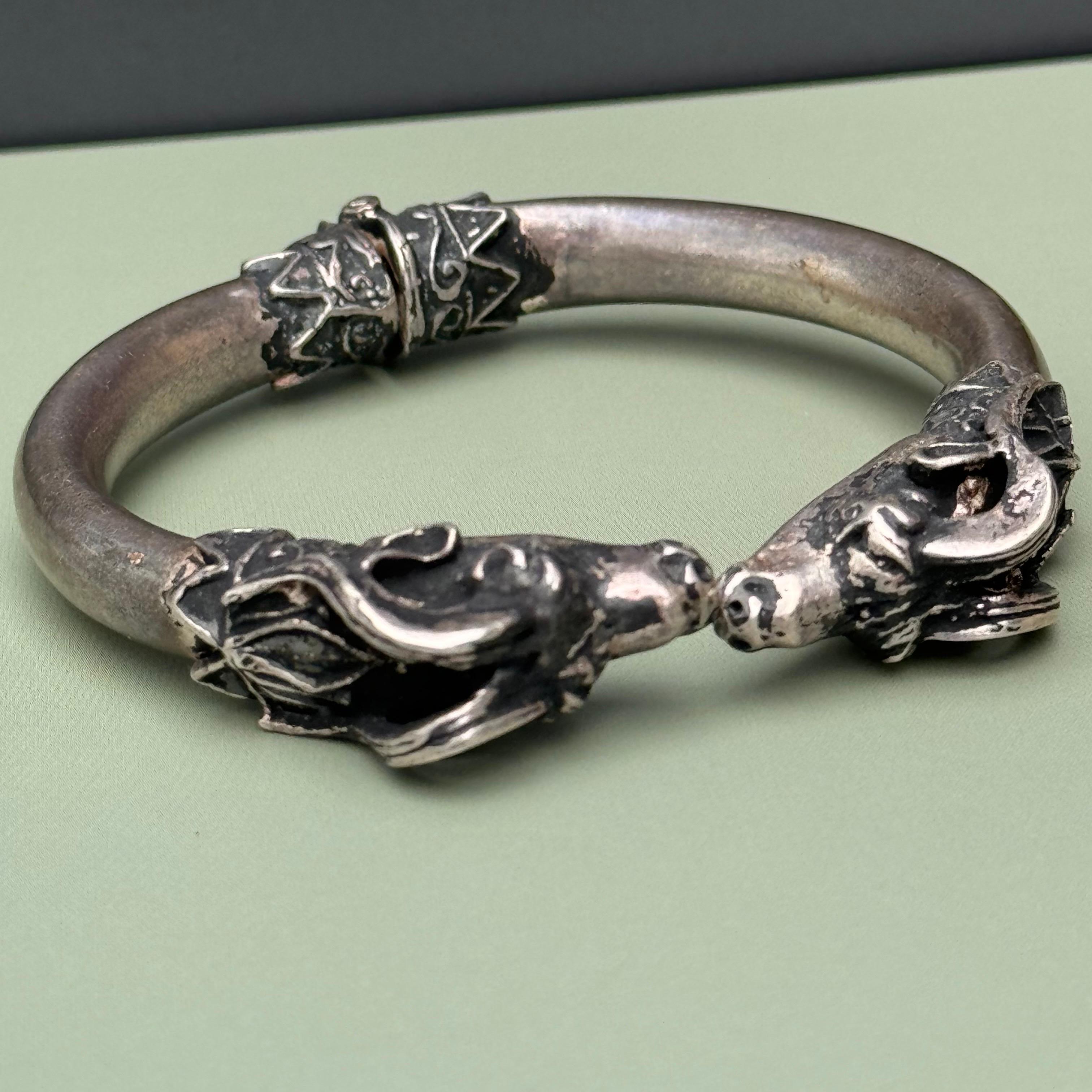 Vintage Silver Kissing Rams Head Hinged Bracelet In Good Condition For Sale In Plainsboro, NJ