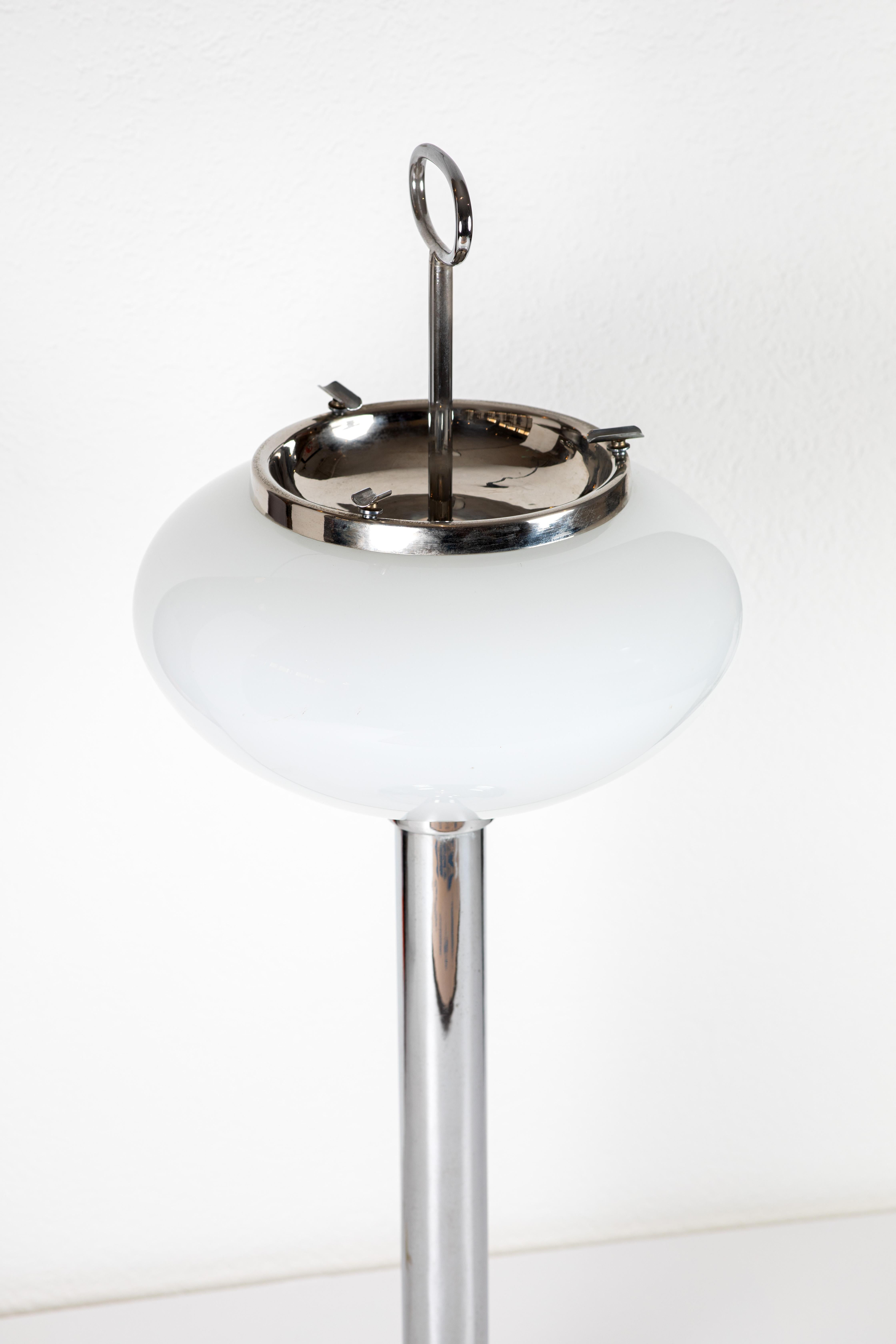 Un pezzo raro ed elegante degli anni '60, questo posacenere da lampada vintage in argento unisce perfettamente funzionalità e stile. Realizzato in Italia, presenta una straordinaria combinazione di vetro opalino e acciaio che gli conferisce