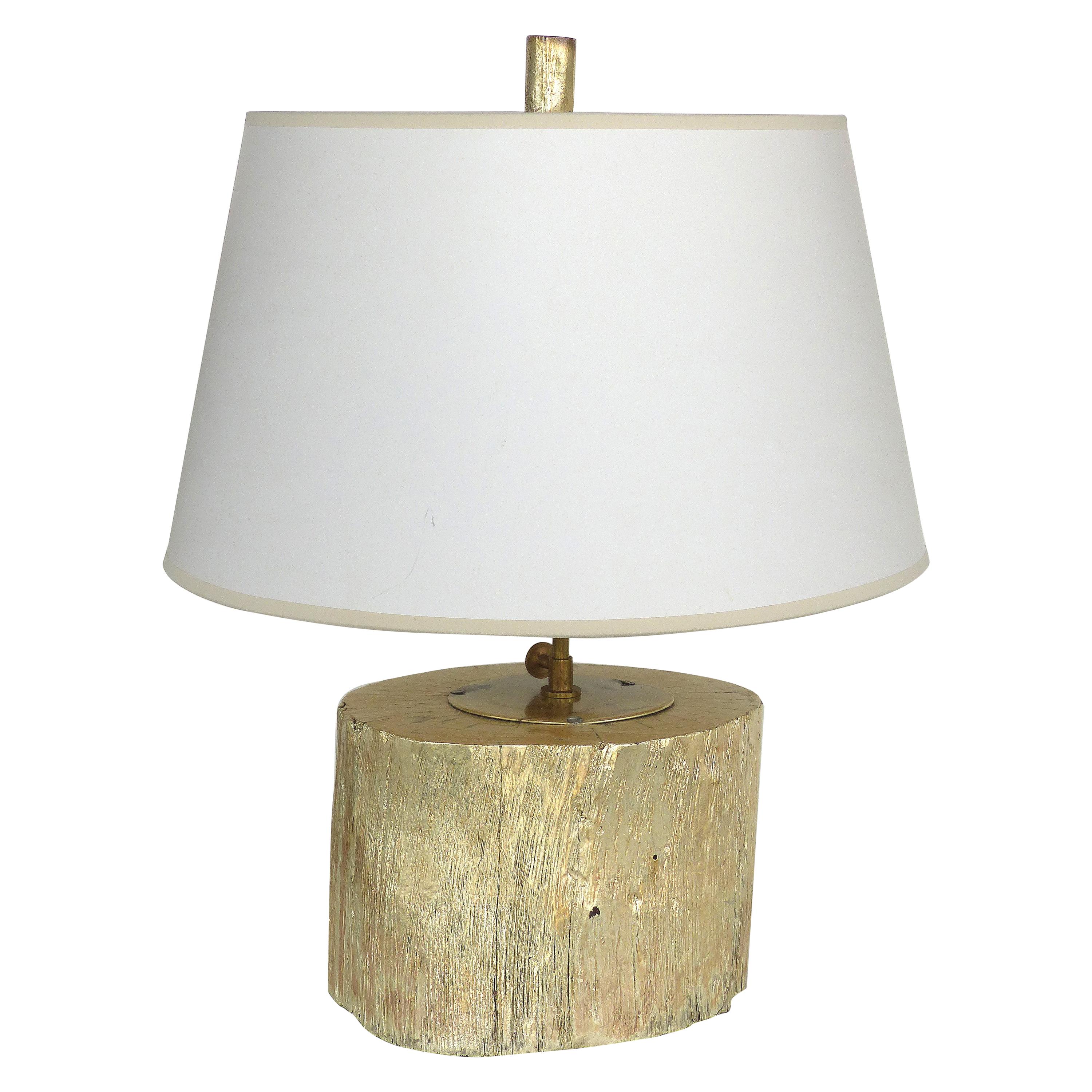 Lámpara de mesa vintage de madera dorada y pan de plata en venta