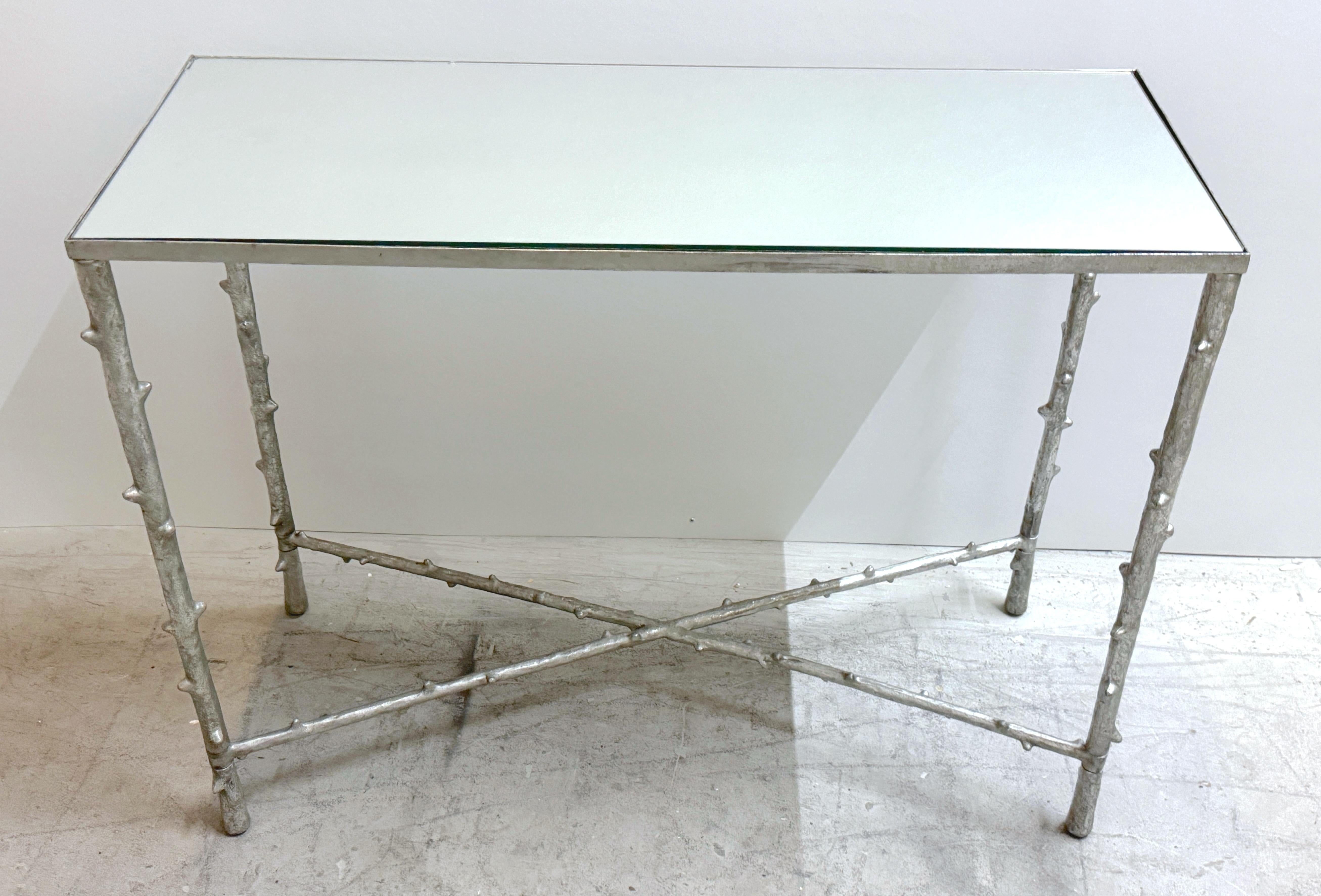 Mesa Consola Vintage de Faux Bois en Hoja de Plata con Tapa de Espejo

Una elegante consola vintage de imitación madera, con el marco diseñado para asemejarse a las ramas naturales de un árbol y acabada en una superficie de pan de plata suavemente