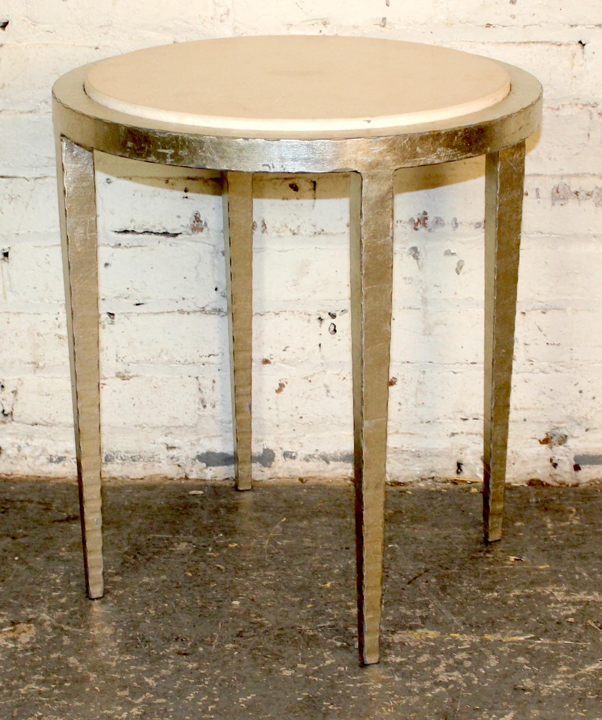 Eleganter Eisenhocker im Vintage-Stil mit luxuriösem Blattsilber und einer glatten Sitzfläche aus weißem Marmor. Der skulpturale Sockel zeichnet sich durch raffinierte Kurven und klassische Details aus und verbindet Raffinesse mit zeitlosem Design.