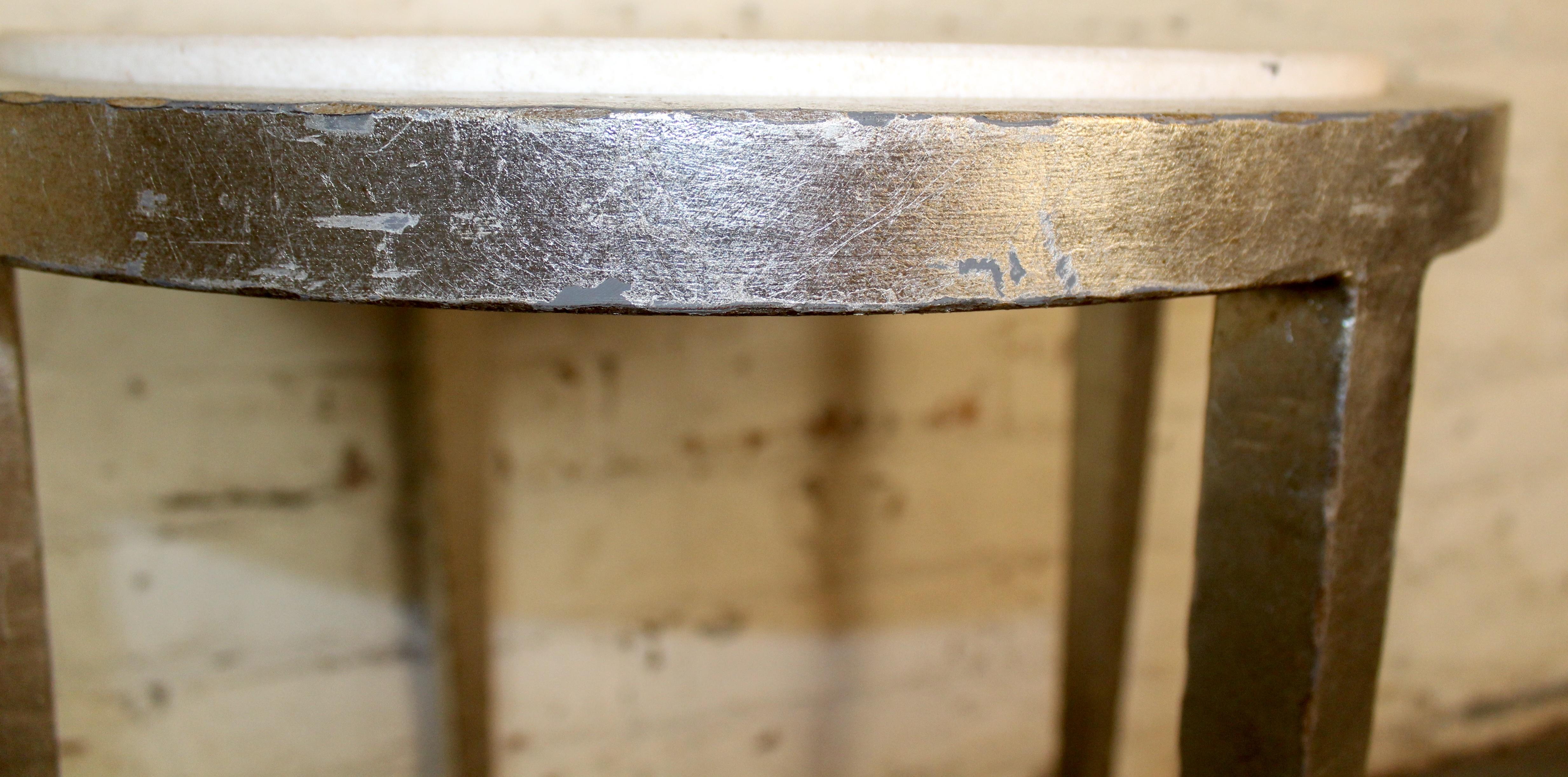 Vintage Silver Leaf Eisenhocker mit weißer Marmorplatte im Zustand „Gut“ im Angebot in Brooklyn, NY