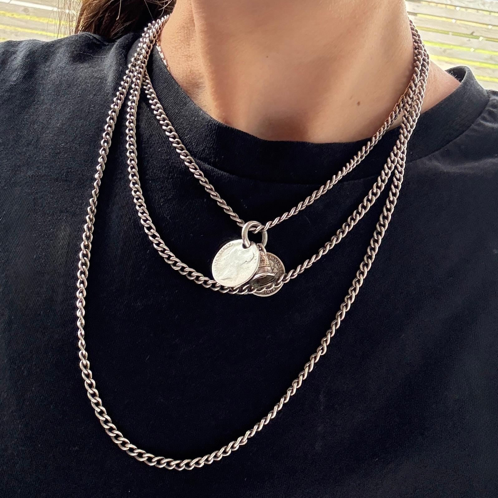 Wunderschöne glänzende Silber-Longuard-Halskette. Sehr vielseitig und klassisch und mit wunderschönen, verzierten Kugeln.

Länge: 145 cm
Kettenbreite: 4mm

Gewicht: 65 g