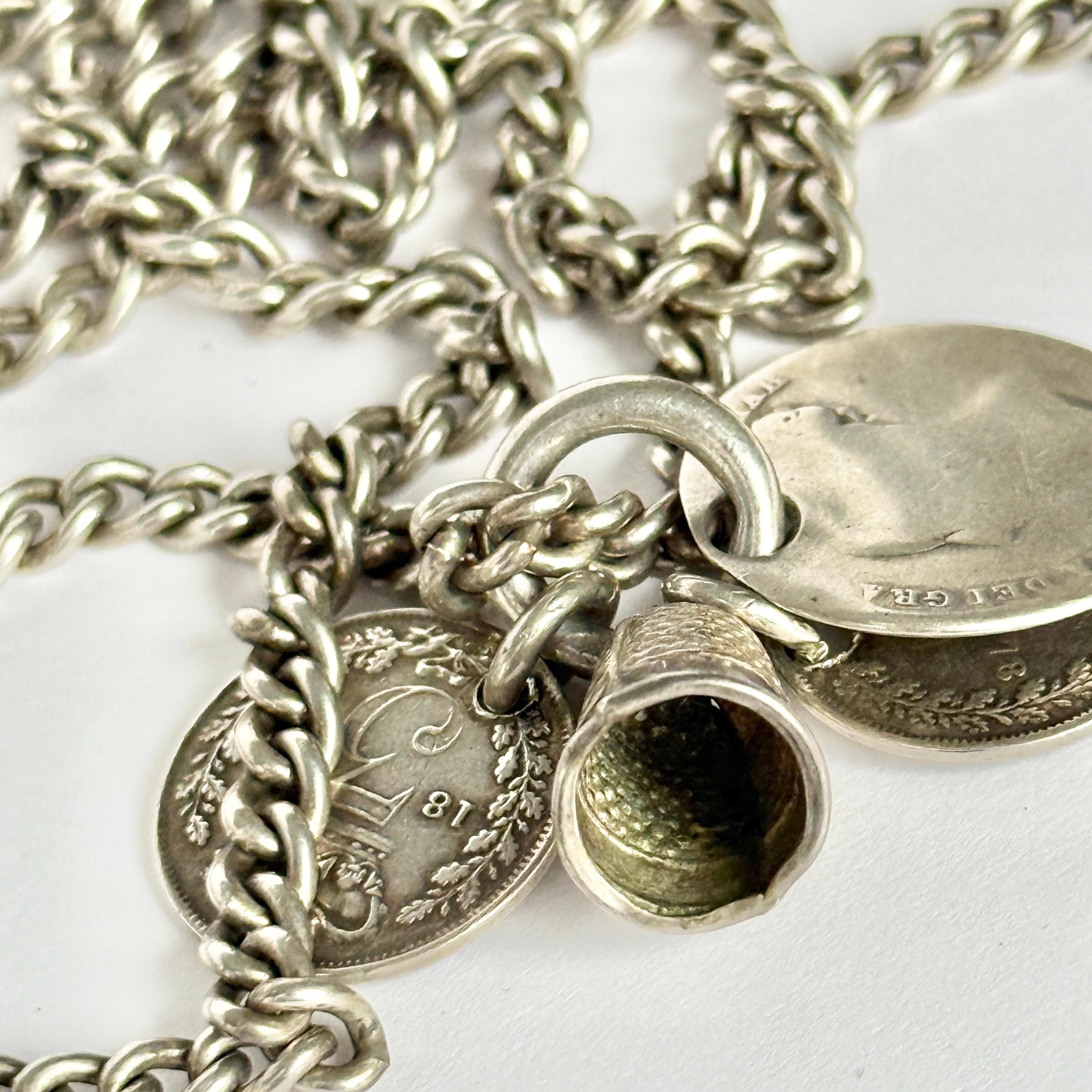 Vintage Silver Longuard Halskette mit dekorativen Anhängern im Zustand „Gut“ im Angebot in Chipping Campden, GB