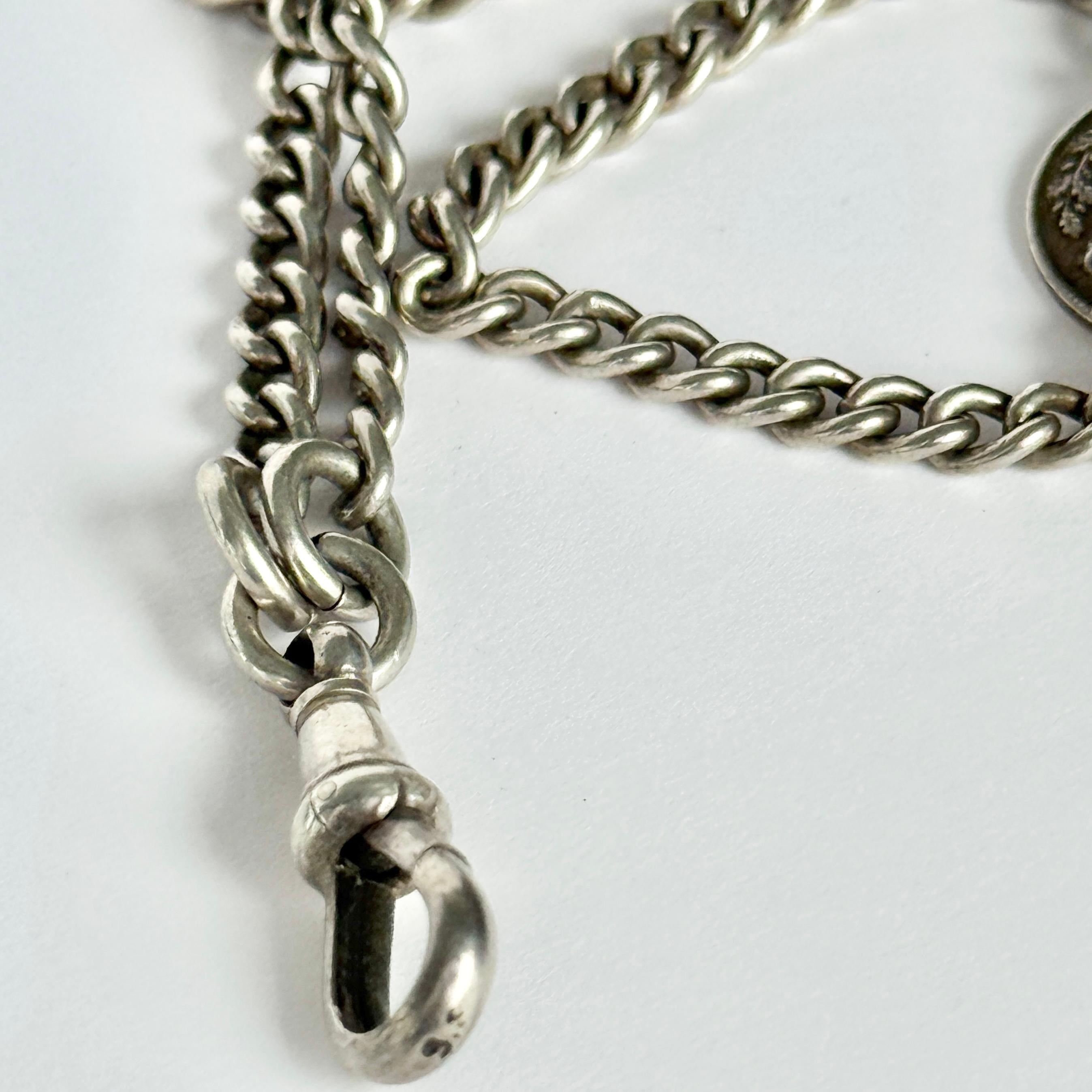 Vintage Silver Longuard Halskette mit dekorativen Anhängern für Damen oder Herren im Angebot