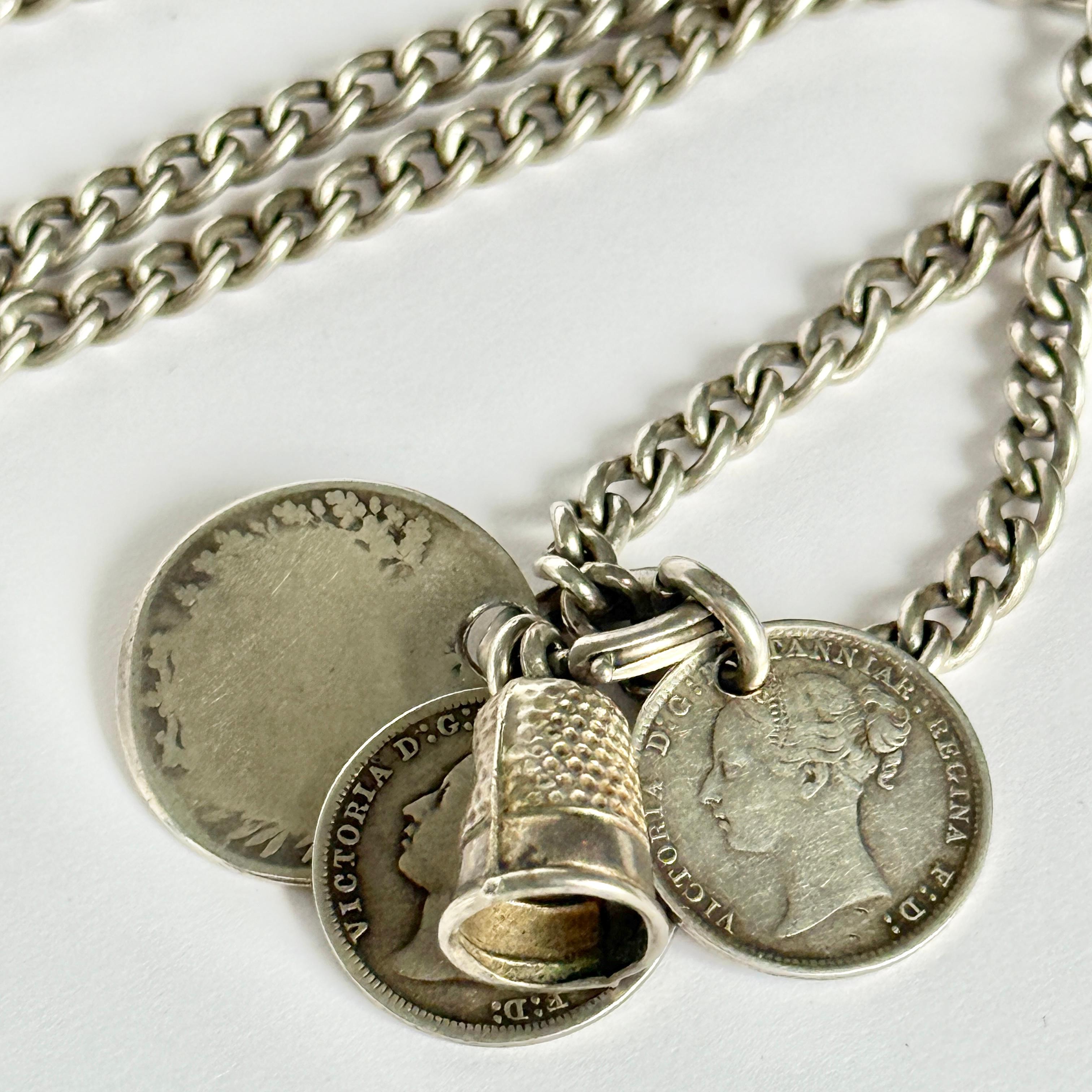 Vintage Silver Longuard Halskette mit dekorativen Anhängern im Angebot 1