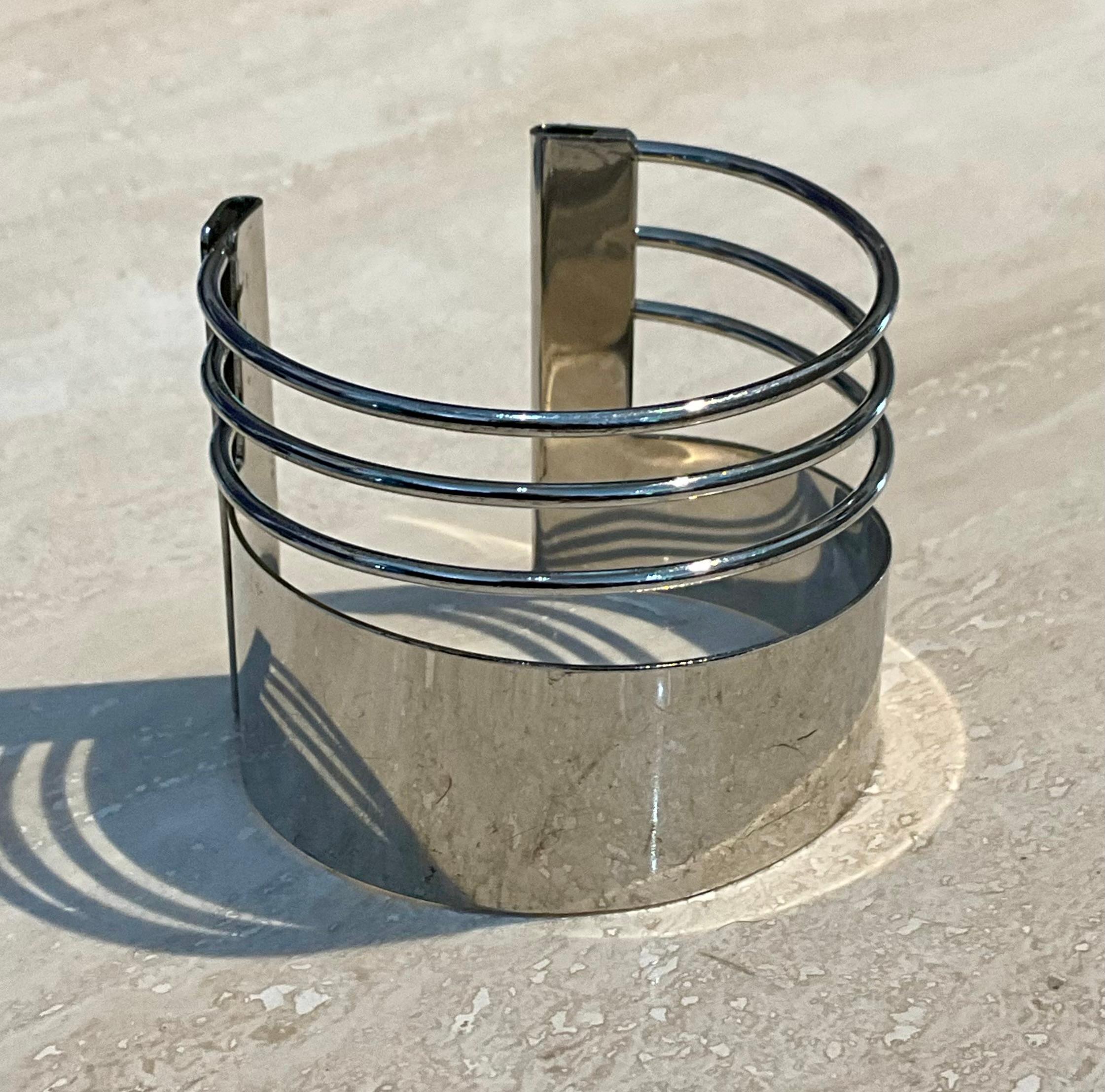 This Vintage Minimalist Silver Adjustable Cuff Bracelet is a sleek and timeless piece of jewelry that reflects the elegance of simplicity. Combining minimalist design with the enduring appeal of silver, this type of bracelet is versatile, stylish,