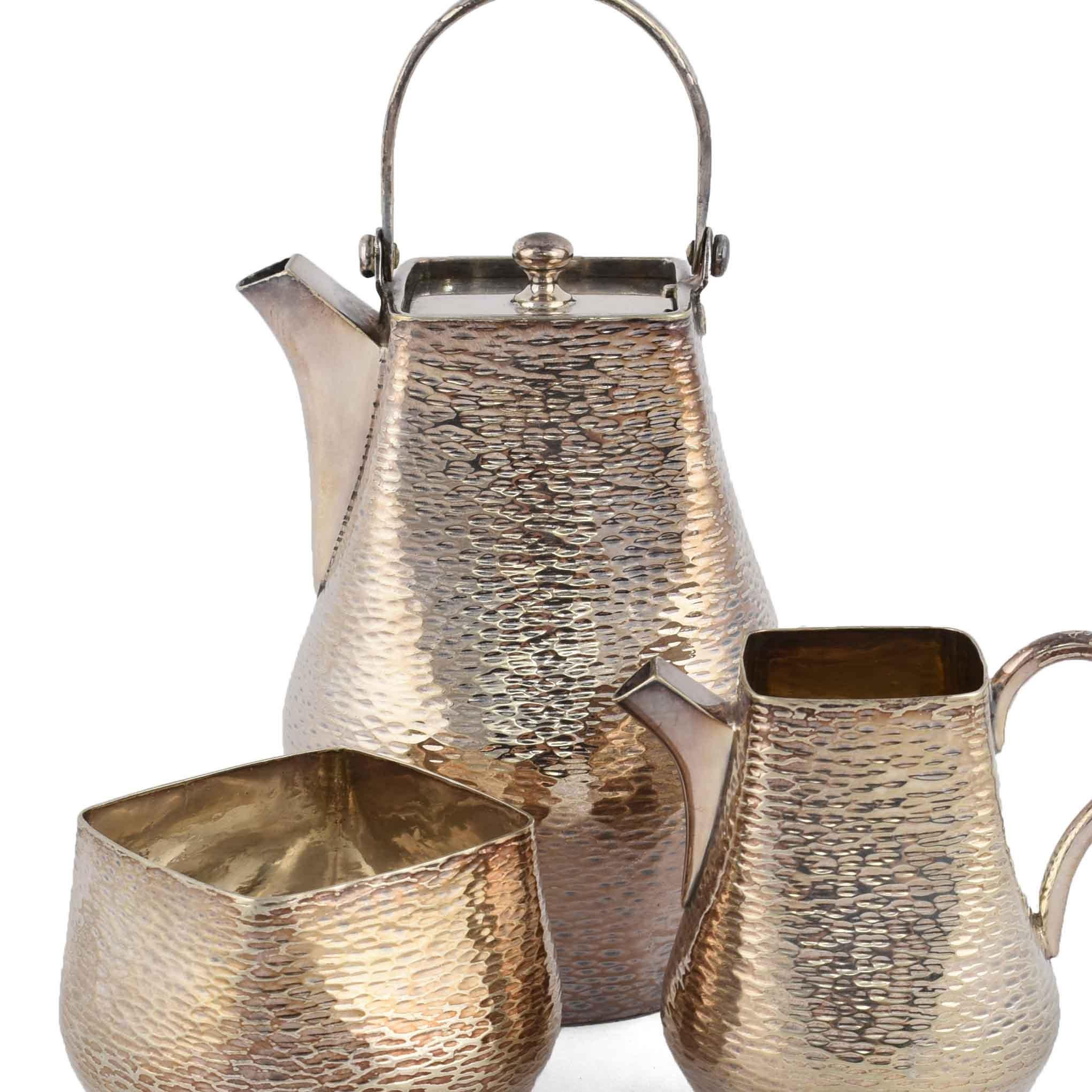 Silver plated Moka set is an original decorative group of objects realized in the first half of the 20th century.

Created and realized by William Hutton & Sons.

Original silver plated metal. The set includes: one coffee pot (H. 17.5 cm), one