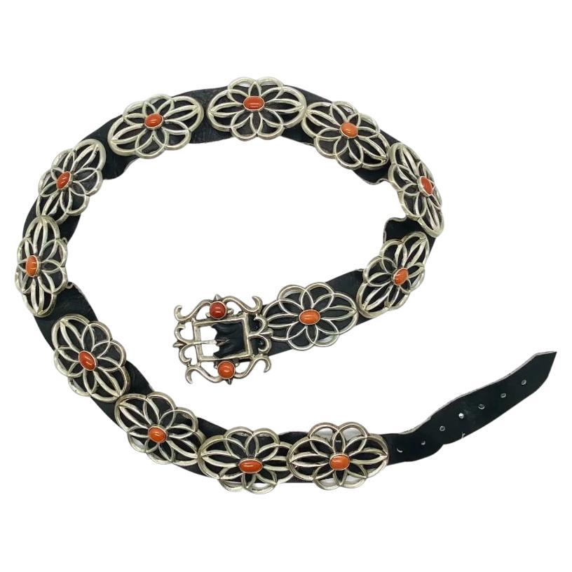 Vieille ceinture argentée amérindienne en corail Concho en vente