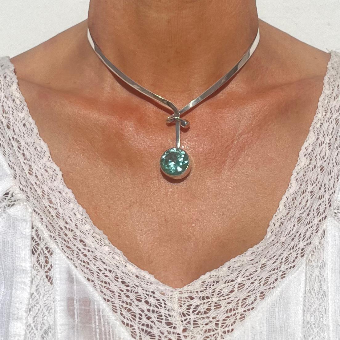 Dieser silberne Halsring ist mit einem synthetischen Spinell geschmückt. Der Halsring legt sich sanft und vollständig um den Hals.

Der Halsring eignet sich sowohl für die Party als auch für das tägliche Outfit, wenn Sie etwas Besonderes
