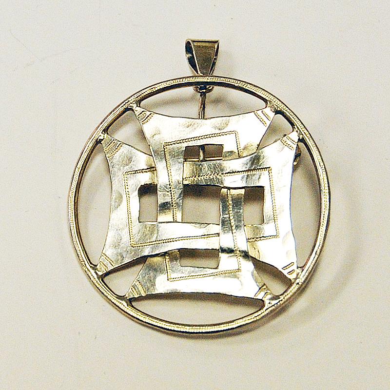 A circular and practical silver necklace in which can also be used as a brooch if you wish. This jewelry is made by Smycka Kumla (company established 1926, Sweden) in 1979. Nice patina and good vintage condition. Labeled: EE 925 E10. Measures: