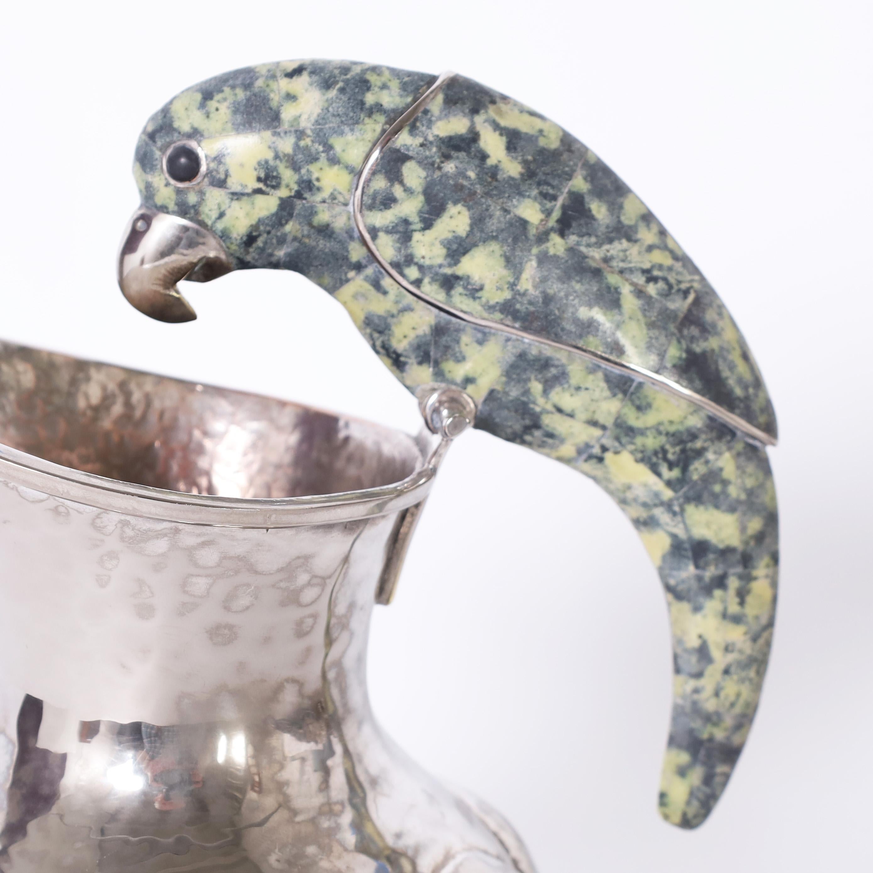 Martelé Pichet vintage en argent sur cuivre avec poignée oiseau en pierre en vente