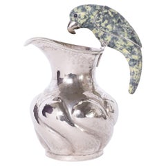 Jarra vintage de plata sobre cobre con asa de pájaro de piedra
