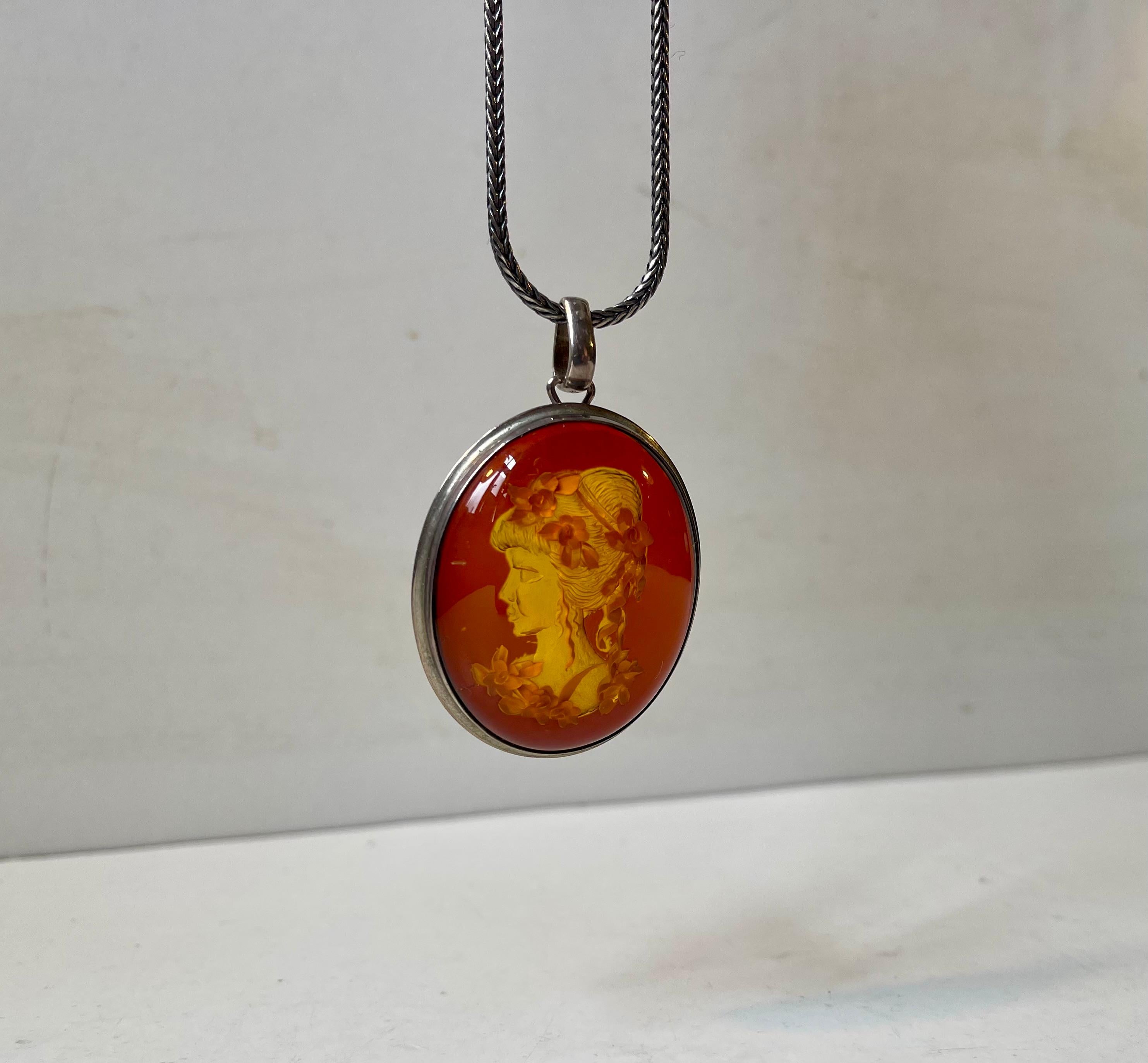 Vintage Silver Pendant Necklace with Baltic Reverse Honey Amber Cameo In Good Condition For Sale In Esbjerg, DK