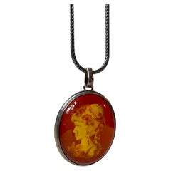 Collana con ciondolo d'argento vintage con cammeo d'ambra baltica inversa al miele